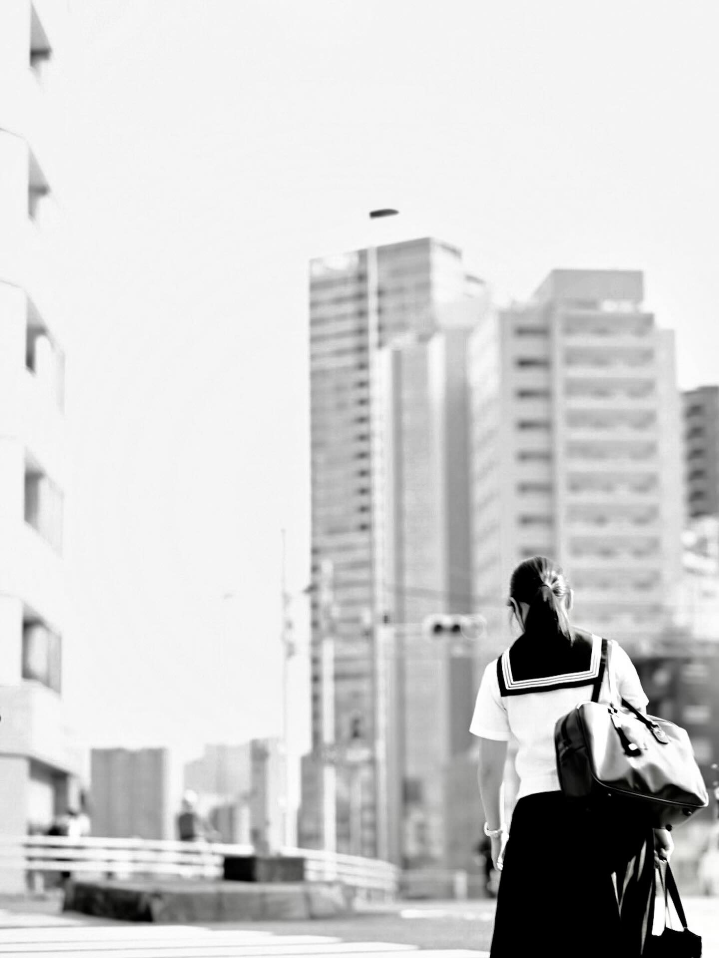 Il y a comme une tradition qui s’installe quand j’arrive à Tokyo : une fois débarqué de l’avion, direction le train et là, dès la sortie, je prends une photo. Cette fois-ci il est relativement tôt le matin. C’était également le temps d’aller à l’école. Il faisait déjà chaud et la lumière était déjà très dure. En tout cas, c’était parti pour mon escapade tokyoïte.
#travelphotography #laoujevais #streetphoto #blacknwhitephotography #japan