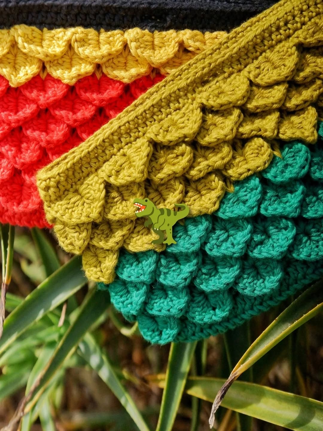 🎞️🎬🎟️🅒🅘🅝🅔 🅣🅡🅘🅒🅞🅣 ♥️🥰🧶
Jurassic Pâques J-7
Dis moi que tu es fan de Jurassic Park sans me dire que tu es fan de Jurassic Park 😜🦕💚
À l'occasion du prochain Ciné Tricot on vous offre le tuto (avec votre place de ciné) pour réaliser votre Jurassic Bag :
Jurassic Bag Isla Nublar (vert bicolore comme l'île luxuriante)
Jurassic Bag Ian Malcolm (vert noir aussi énigmatique que le professeur)
Jurassic Bag Dennis Nedry (aux couleurs de la fameuse scène du ciré jaune)
Un tuto de notre ami le talentueux Valentin @lesmaillesdupanda 🧶 🐼
📅 Date : Dimanche 19 Avril
Film en VF à 10h30 - Café/Thé à partir de 9h30 au comptoir du Ciné Meyzieu @cine.meyzieu (le Mug Coffee Truck ne sera pas dispo encore cette fois ci because a Ezra is born 🍼👶❤️)
📍 Lieu : Ciné Meyzieu, 27 Rue Louis Saulnier, 69330 Meyzieu
Chasse aux œufs de Dino @chocolaterie_saladino , cookies by @chezguillemette, surprises by @ateliercamelir bref on vous attend dimanche prochain 😉
Billetterie sur le site kniteat.fr 🎟️
#kniteat #cinetricotkniteat