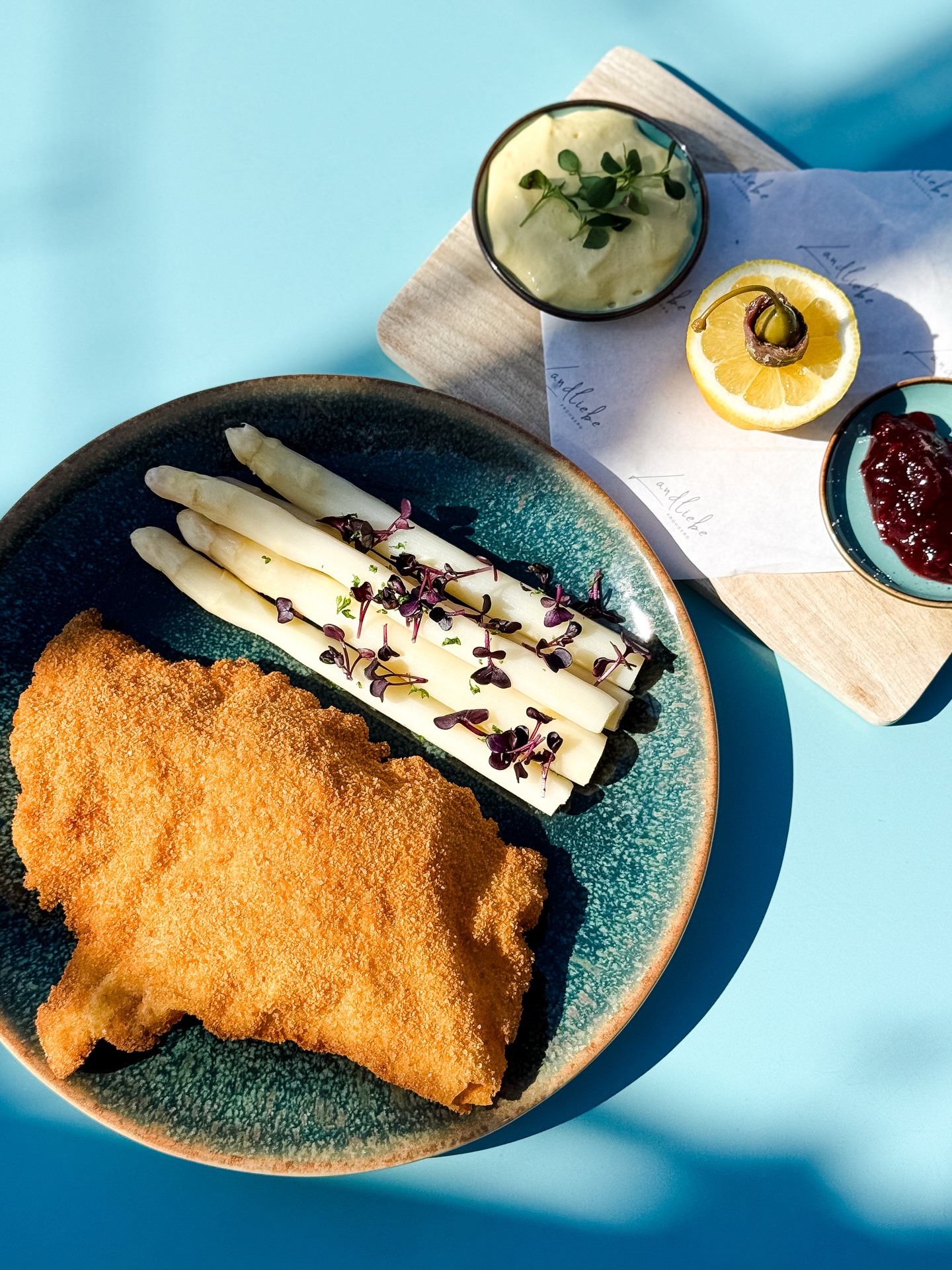 Frischer Spargel ist da 🤍🌱! Unser absoluter Favorit? Ganz klar: Weisse Spargeln in Kombination mit dem Wiener Schnitzel vom @der.wilde.kaiser ! Kommt vorbei & lasst Euch den Frühling auf der Zunge zergehen!
#stäfa #stäfarestaurant #spargeln