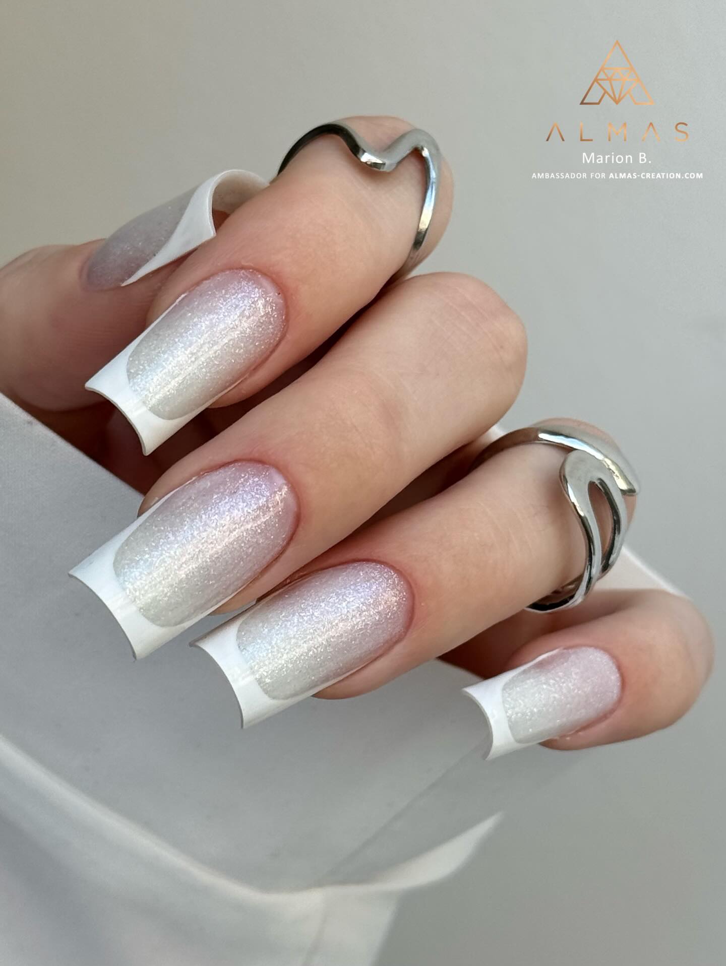 Il n’y a pas de saison pour la collection Wedding, l’une des plus plébiscitées par notre communauté depuis sa sortie… Si vous aimez cette pose de Marion, n’hésitez pas à vous manifester en commentaire ! ⬇️
Ici, à l’aide de nos builder popits 8, elle a travaillé avec la référence Ring puis avec notre vernis X-treme White pour une french élégante et notre finition brillante Diamond Top Coat. 🔥
#glitternails #frenchnails #shinynails #squarenails #onglerie