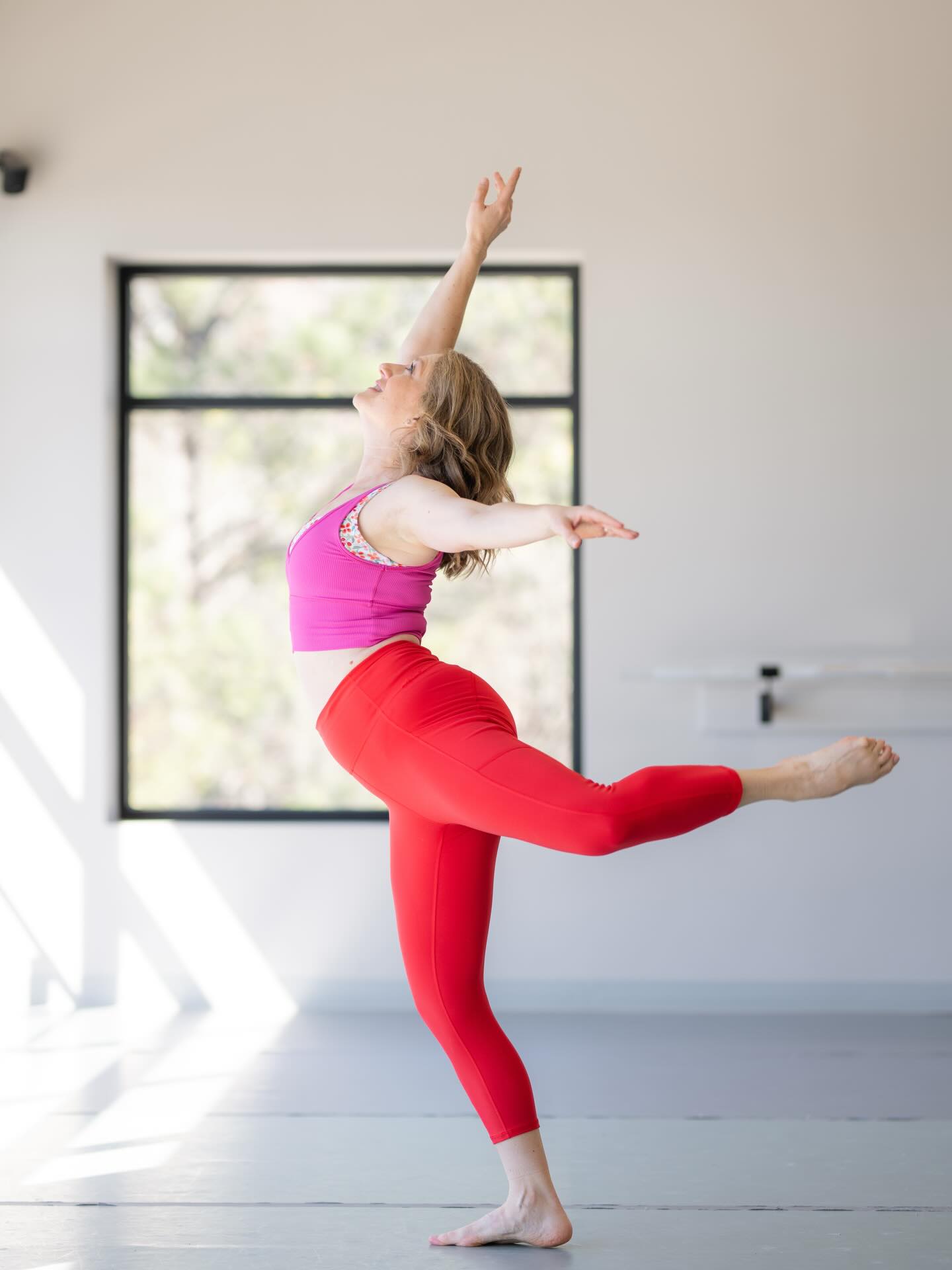 ✨ 𝐒𝐨𝐦𝐞𝐭𝐢𝐦𝐞𝐬 𝐢𝐭’𝐬 𝐧𝐨𝐭 𝐭𝐡𝐚𝐭 𝐲𝐨𝐮’𝐫𝐞 𝐧𝐨𝐭 𝐦𝐨𝐭𝐢𝐯𝐚𝐭𝐞𝐝… ✨
it’s that what you’ve been doing doesn’t feel right for your body anymore, or it just doesn’t connect with you the way it used to.
You don’t just want to exercise for the sake of exercising.
You want something deeper.
Something that lifts your spirit.
Something that actually feels motivating.
Something your body (and honestly, your soul) responds to.
You want to feel:
✨ connected
✨ supported
✨ and like you’re doing something that truly works for you
Not forcing it.
Not pushing through.
Not wondering if you’re doing it “right.”
Just… something that fits.
💛 I’m going to share a story soon about how LGF became the missing piece for one woman and why it mattered so much.
💛 And I’d love to know — what makes you feel most alive when you’re moving? Feel free to share in comments 👇
(and if you’re in LGF, I’d love to know which LGF classes you most resonate with ✨)
#pilates
#barre
#strengthtrainingforwomen
#feelgoodworkout
#lanegrosserfitness