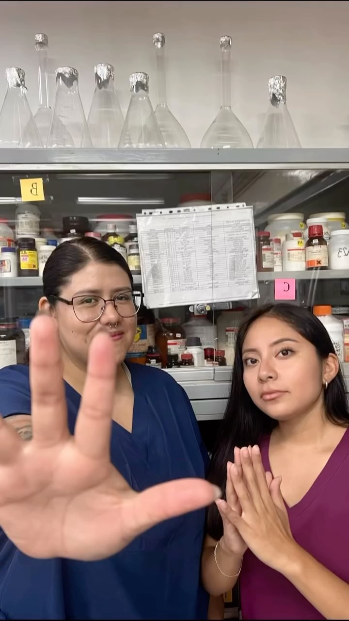 Dúos de la historia☝️
Intenten estas poses si no saben cómo posar en el lab
#fyp #humor #lablife #wisinyyandel #nutriologa