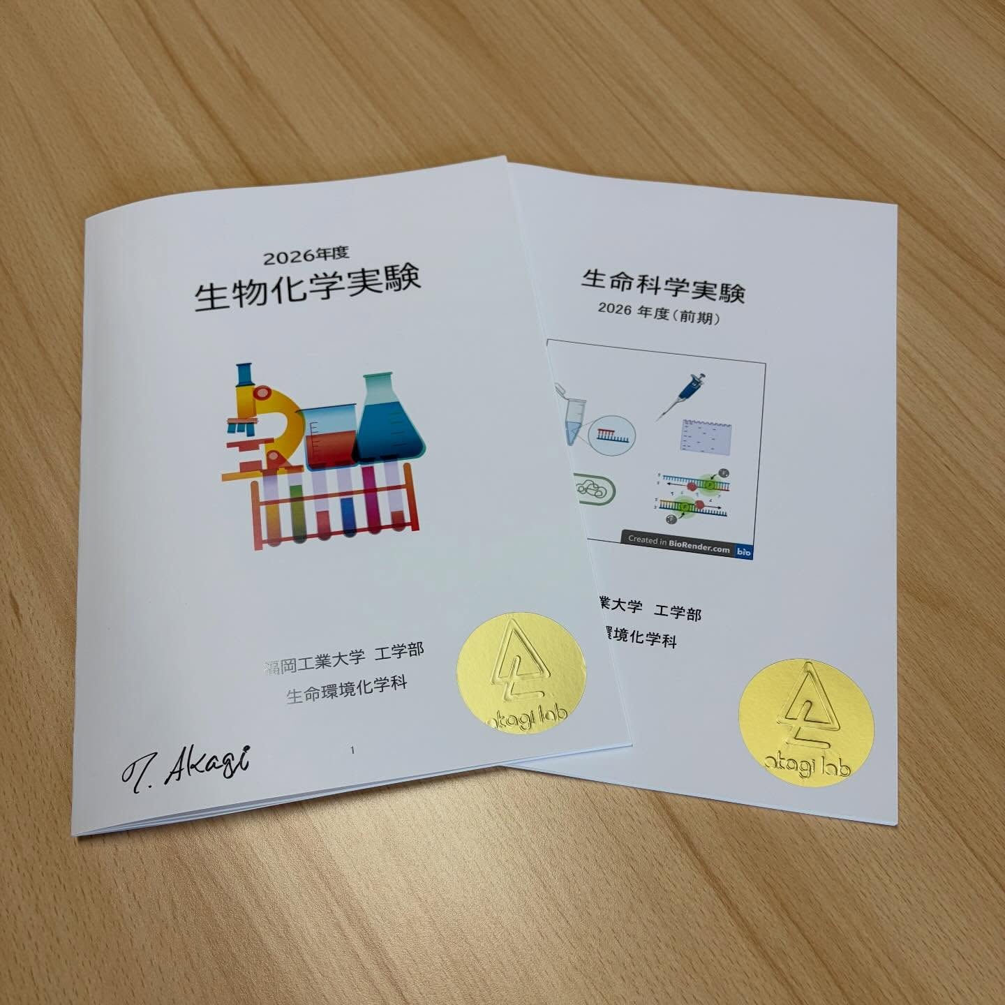 学生実験
今年度も学生実験が始まりました。
私の担当は生物化学実験と生命科学実験。
PCRでDNAを増幅したり、タンパク質の発現を確認したり。
目では見えない世界を、技術を用いて見える化します!
生化学や分子生物学の基本的な手技を学ぶことができます。
履修者の皆さん、お楽しみに!
#福岡工業大学