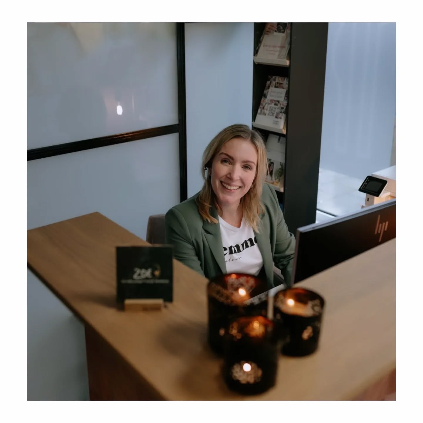 🖤 DAG VAN DE SECRETARESSE 🖤
Vandaag is het de Dag van de Secretaresse – en dat laten we natuurlijk niet ongemerkt voorbijgaan voor onze lieve Elianne!! ❤️💐
Zij is het vertrouwde eerste stemgeluid aan de telefoon, het warme welkom aan de balie en degene die altijd nét dat beetje extra geeft. Ze voelt feilloos aan wat iemand nodig heeft – een luisterend oor, een geruststellend woord of gewoon even meedenken 🙌🏼 Zo staat ze elke dag voor onze cliënten klaar, maar ook ALTIJD voor ons ❤️
Achter de schermen houdt ze alles draaiende, vaak zonder dat iemand ziet hoeveel werk er eigenlijk achter zit. Maar wij zien het wél en we waarderen het enorm!!! 😘 Dankzij Elianne voelt de praktijk als een fijne plek voor iedereen die binnenkomt 💛
Dank je wel voor wie je bent en alles wat je doet! 🥰