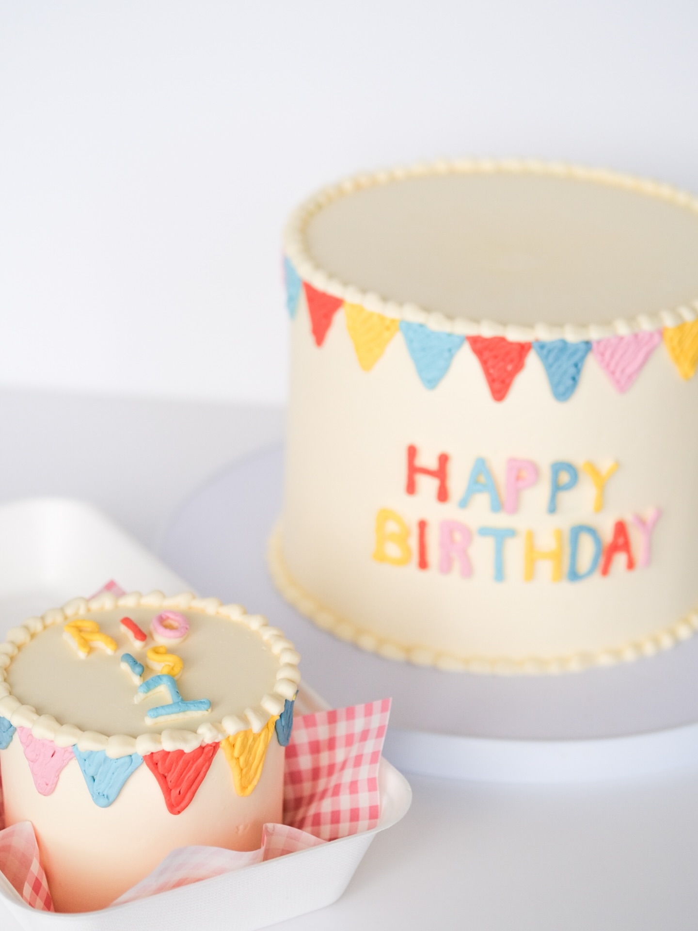 Did you know ?
That we make bento smash cakes that looks like the big cake ?
#smashcake #customcake #birthdaycakes