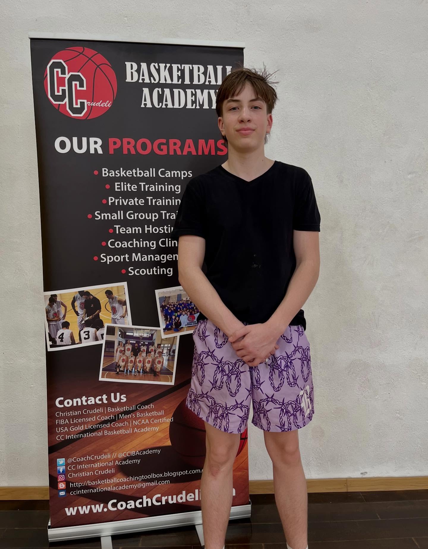 All the way from Germany 🇩🇪, we had Simon in the gym — locked in and hungry to get better every single day.
He came to train with @coachcrudeli all week, investing in his development and taking strong steps toward his improvement.
#PlayerDevelopment #BasketballTraining #basketballneverstops #trusttheprocess🙏 #basketball
📩 Más info:
www.coachcrudeli.com
coachcrudeli@gmail.com
📱 WhatsApp: 636 88 18 41