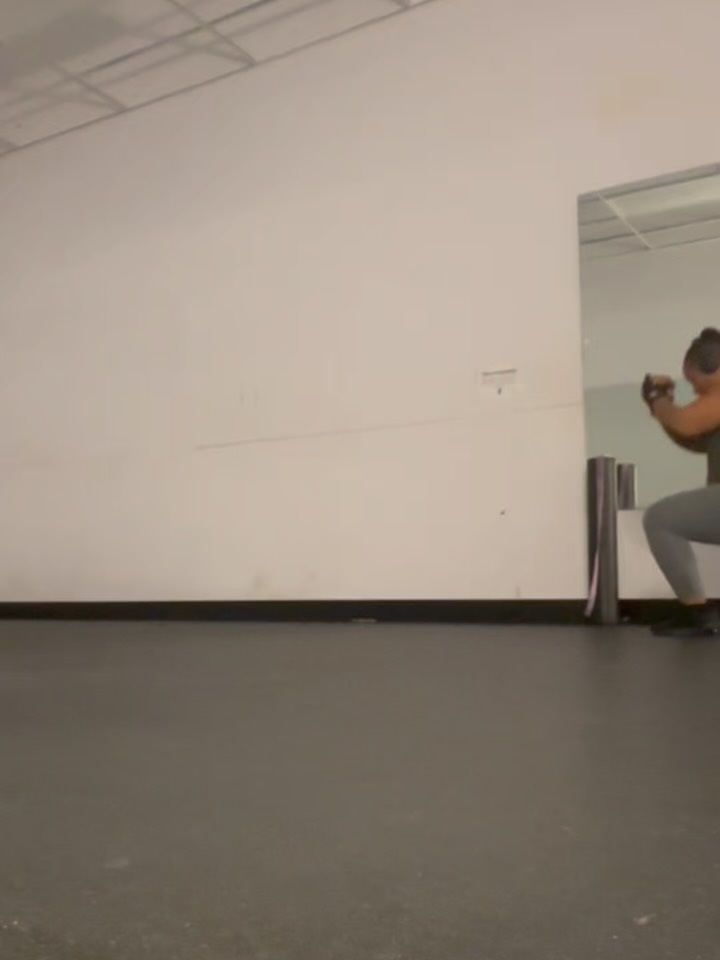 For the longest time Iâve avoided lunges.
Never had a knee injury, but every time I went down it felt unstable⊠like if I pushed too far, something could go wrong. So I just stayed away from doing them.
About 2 months ago, I decided I wanted full range of motion in every limb, so I started doing lunges using just my body weight.
Iâm amazed at my range of motion now. I can go down fully đđŸ
It really made me think⊠God created our bodies so well. When we move & challenge them consistently, we can actually rehabilitate and strengthen weak or limited areas.
I think Iâll add light dumbbells next week đȘđŸ