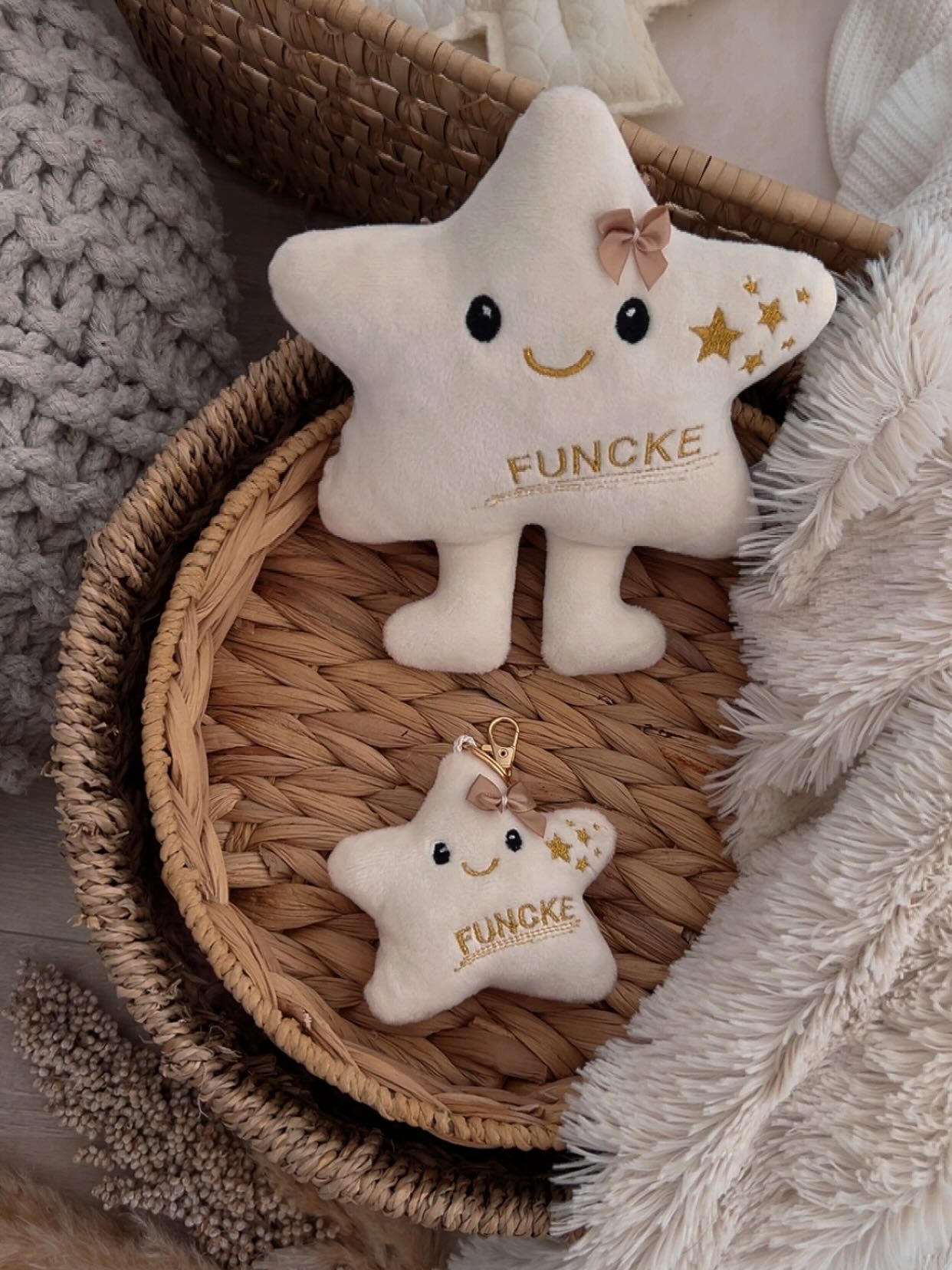 Schaut mal was ich für einen tollen Auftrag bekommen habe.
Die liebe Manuela von @funckewelt hat sich ein ganz besonderen Kuschelfreund gewünscht.
Einen Stern passend zu ihrer Parfümerie.
Ich denke dieser und die mini Version als Schlüsselanhänger ist mir ganz gut gelungen, oder was meint ihr?
#artkdesign #funckewelt #plüschtier #stern #sonderanfertigung