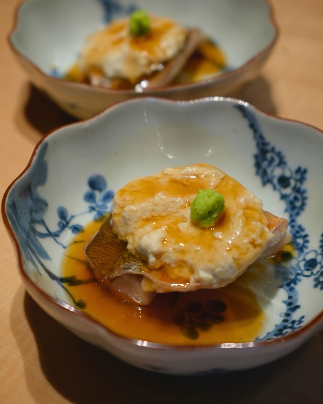 【蒸物】
春の息吹を閉じ込めた、優雅な一皿。
眼張の東寺蒸の上にかけられたべっこうあんは、穏やかでありながら、旨みが深く染み渡ります。
湯葉のやわらかな舌触りが、眼張の繊細な味わいを包み込み、生山葵の清々しい辛みが、ひと口ごとに軽やかなアクセントを添えます。
口に運ぶたび、海の恵みと季節の香りが重なり合う、春の豊かな余韻を感じる蒸物です。
_______________________
あかさか 割烹 和史
@akasaka_kappou_washi
所在地:東京都港区赤坂3-13-6 国際天野ビル6F
アクセス:千代田線赤坂駅1番出口、2番出口から徒歩1分
営業時間:18:00〜23:00 (L.O.22:30)
年末年始休業日:12/28~1/6
席数:20席 (カウンター8席、6名掛け完全個室2部屋完備)
TEL:03-6435-5484
#和史 #washi #あかさか割烹和史#日本料理#割烹料理