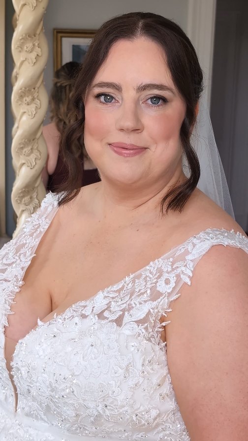 Emma ❤️
What an absolutely beautiful morning with Emma and her bridal party yesterday ✨ We started the day in the most gorgeous B&B — so much space and the dreamiest views — before heading over to @shottlehall, which looked stunning as always. The sun was shining and everything felt just perfect ☀️
Emma — who’s usually busy lifting heavy things and competing in Strongwoman competitions 💪 — looked an absolute picture. We kept her makeup soft and natural with a medium coverage base to even out redness, and added a few lashes to really lift and open her eyes 🤍
For hair, we went for a low bun with soft tendrils left out to frame her face — timeless and effortless ✨
I hope the rest of your day was just as incredible!
It was so lovely to see Matt too 📸 @fieldphotographicmatt
#bridalmakeup #bridalhair #weddingmorning #bridalglow #naturalbridalmakeup