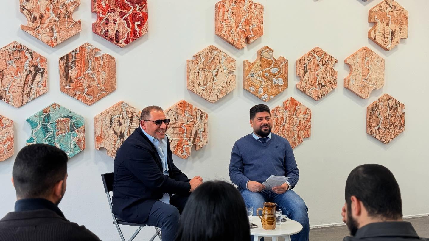 من شمس بغداد إلى أضواء الشمال 🇳🇴♥️🇮🇶
From the sun of Baghdad to the lights of the North 🇳🇴♥️🇮🇶
📸 @kunstnerforbundet @vida.aasen 💫