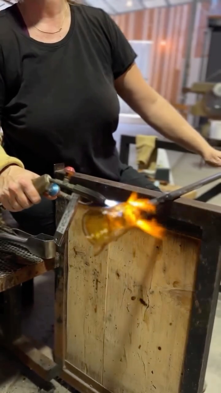  היי! רוצים ללמוד לנפח זכוכית?
אצל איולה יש סדנאות לניפוח זכוכית שמתאימות לכולם
מוזמנים ליצור קשר עם איולה
050-761-5941