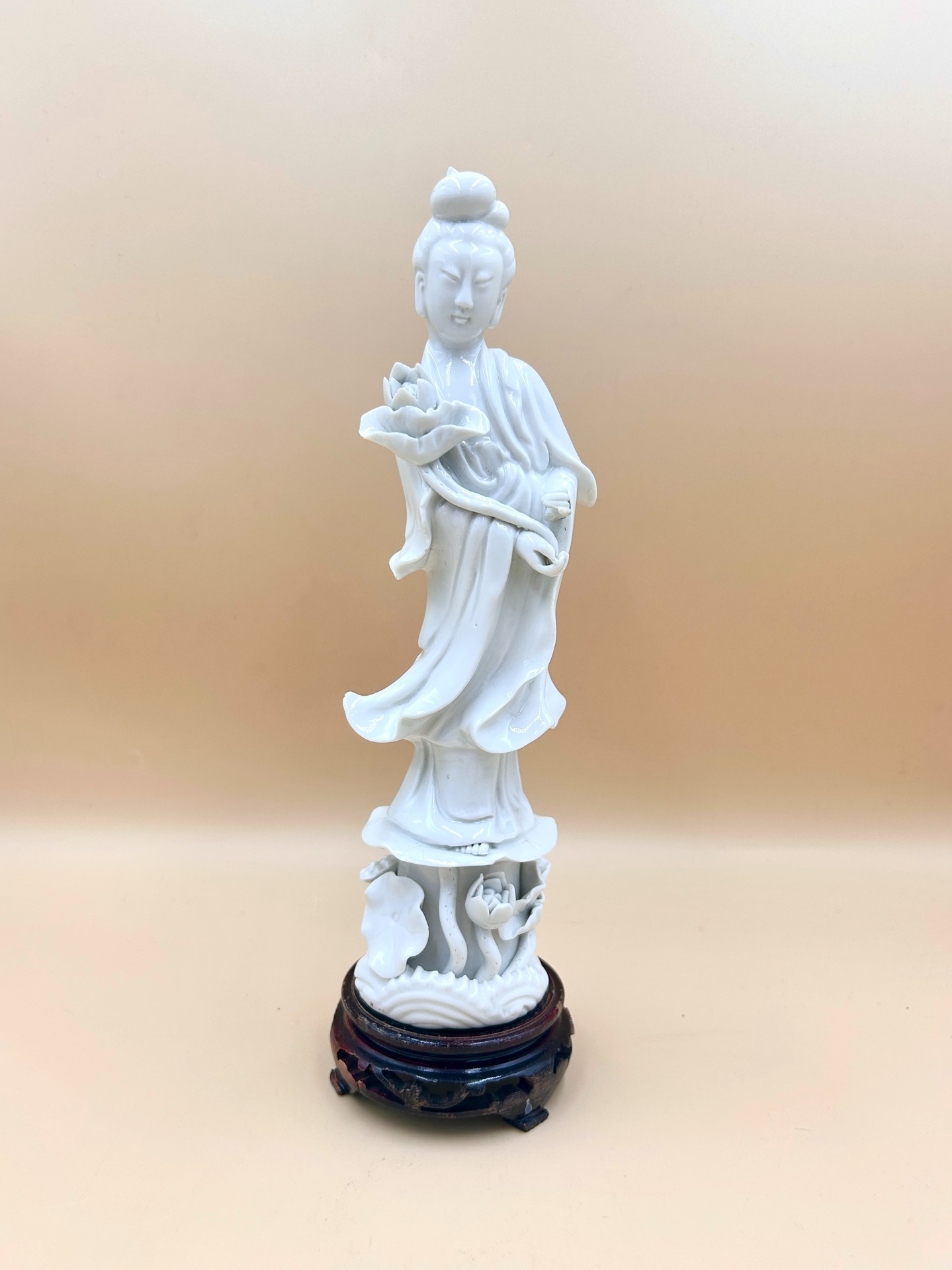 🟢 DOSTĘPNA | Figurka Guanyin, bodhisattwy współczucia, Chiny, lata 60. XX w.
Figurka guanyin (观音), bodhisattwa współczucia, w klasycznej ikonografii chińskiej, ukazaną w smukłej, stojącej pozie na stylizowanej podstawie z fal i kwiatów lotosu, i kwiatem lotosu w dłoni – symbol czystości i oświecenia.
Wykonana z porcelany o gładkiej, lekko szkliwionej powierzchni typu blanc de Chine (Dehua).
Figura ma pękniętą lewą dłoń i brakujący kciuk (na zdjęciu).
Wys. 26 cm
230 PLN + 20 PLN