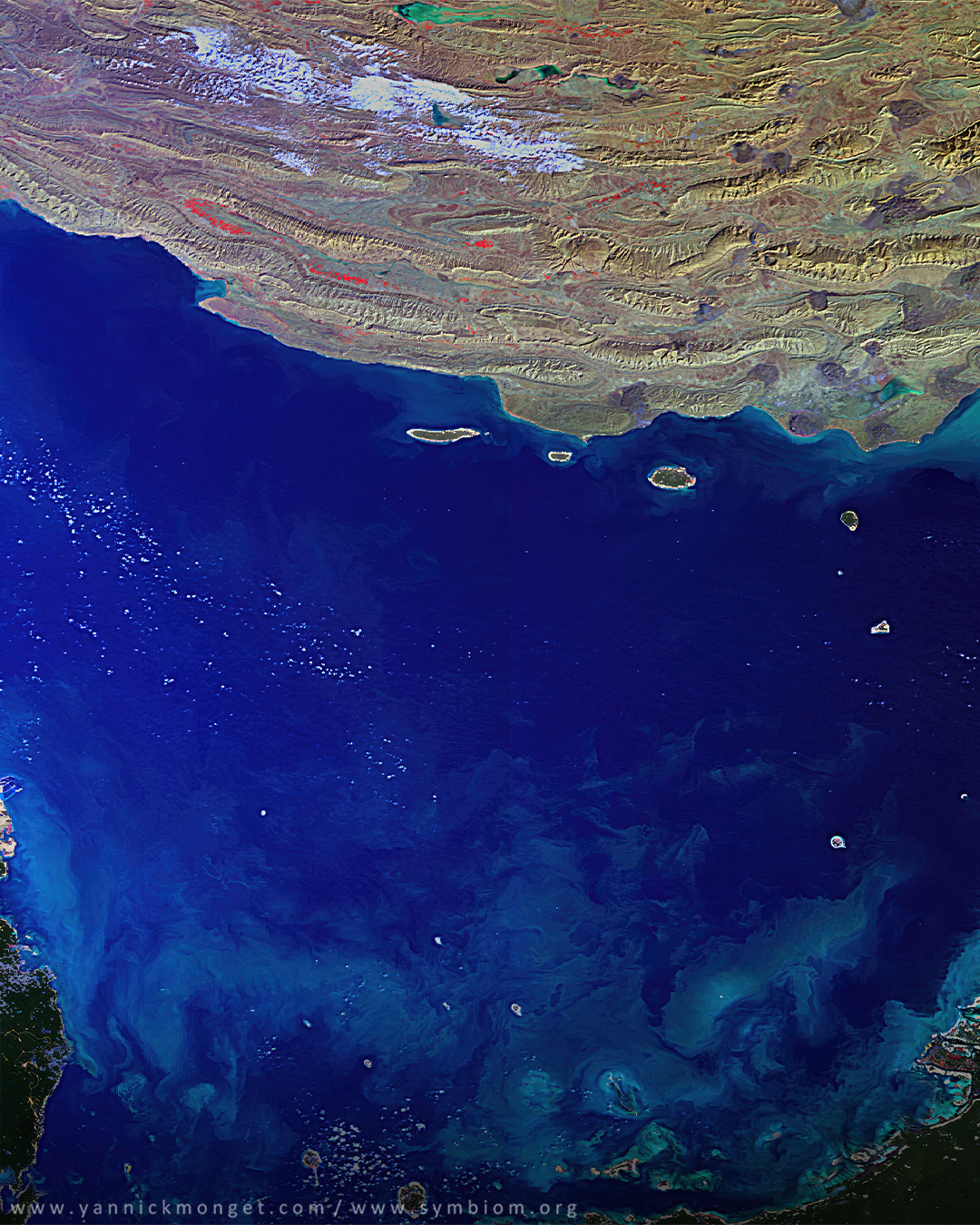 J’ai récemment retrouvé, amusé, cette peinture numérique qui représente une vue depuis l’espace que peu de personnes auraient reconnue il y a encore quelques semaines, mais que tout le monde semble connaître aujourd’hui. Elle simulait une végétalisation massive de la partie sud du détroit d’Ormuz (vous aurez donc reconnu), réalisée initialement pour la COP16 de Riyad sur la désertification.
Elle s’inscrit dans une série de peintures numériques réalisées avec des amis astronautes, à partir de données satellitaires de la NASA et de l’ESA, où j’imaginais le futur de notre planète vu depuis l’espace, en mettant en scène un certain nombre de scénarios. Dans celui-ci, la révolution verte prenait corps : des territoires entiers, aujourd’hui désertiques, se couvraient de verdure.
Forcément, aujourd’hui, cette image prend un sens particulier. J’ai voulu y ajouter une citation de Confucius, qui résonne avec la politique de ce cher président américain… ainsi qu’un court texte de mon amie Shirin Ebadi, Prix Nobel de la paix et juge iranienne, qu’elle avait rédigé pour mon ouvrage HOPES en 2021.
Là aussi, tout un symbole, car j’ai évidemment une pensée pour toutes les Iraniennes et tous les Iraniens qui souhaiteraient simplement vivre en paix, comme nous tous (ou presque, visiblement) dans ce monde.
❯ Nouveauté : Vous pourrez trouver à partir d'aujourd'hui de plus en plus de ces peintures, enrichies de nouvelles animations et de textes explicatifs mis à jour sur le blog de mon site officiel / www.yannickmonget.com
__________________
SOURCE : Peinture numérique tirée du livre HOPES, Symbiom Editions 2021
Commander le livre : https://www.symbiom.org/hopes
__________________
NOTES SUR L'IA : L'œuvre originale à la base de cette projection est une œuvre artistique, réalisée sans aucun recours à l'IA