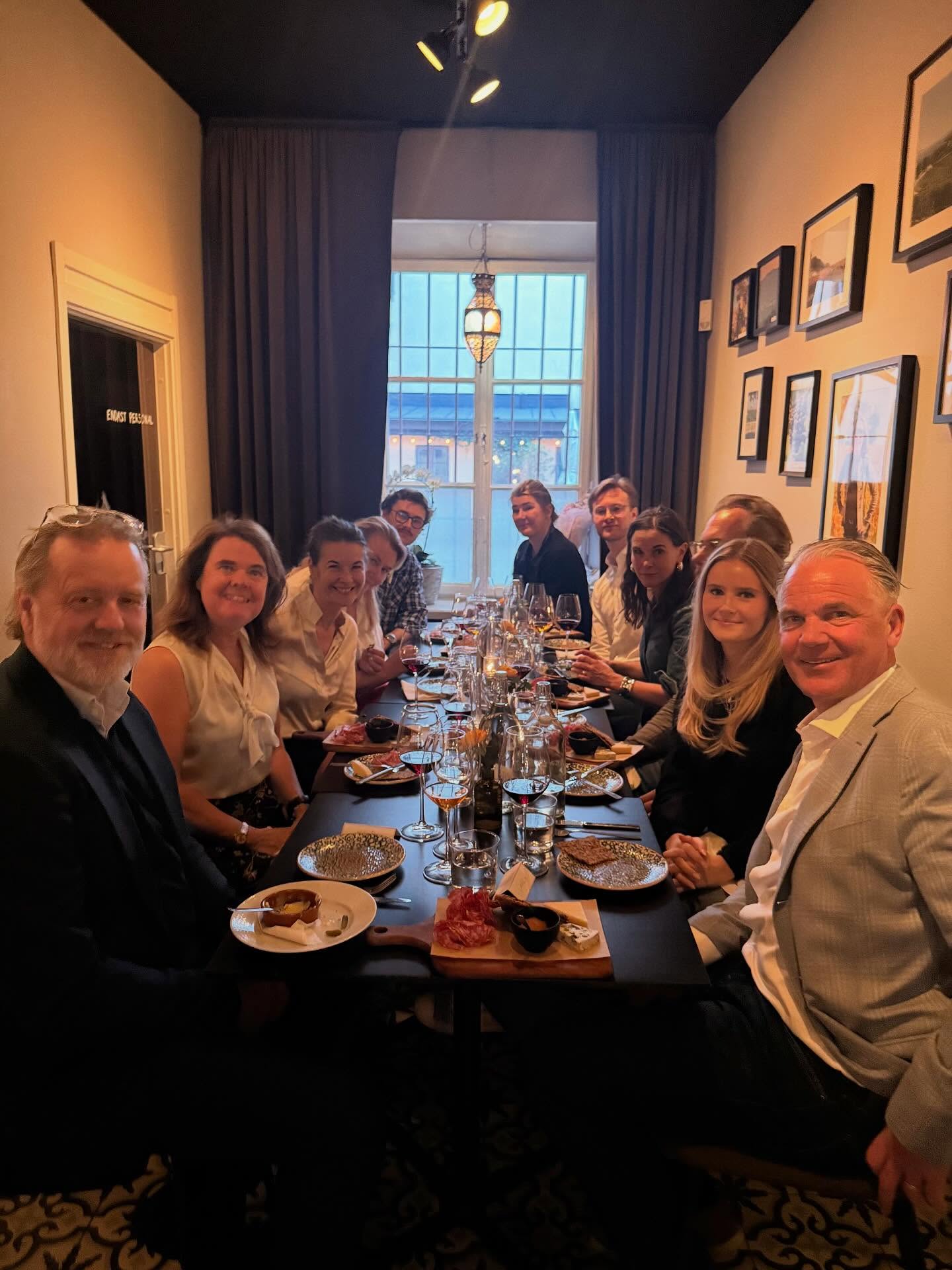 Vilken galet härlig vecka vi haft här på Kungsholmens vinbar. Fullt varje kväll, flera stora sällskap som bokat vårt Chambre Separee och de senaste dagarna har vi även haft fullt på uteserveringen nu när värmen kommit 🤩☀️
Det här härliga gänget firade en födelsedag i går med middag och vinflight.
I dag fredag öppnar vi kl 16 och såklart kommer uteserveringen stå uppställd tills dess
Välkomna att fira in helgen med oss ☀️🥂💕