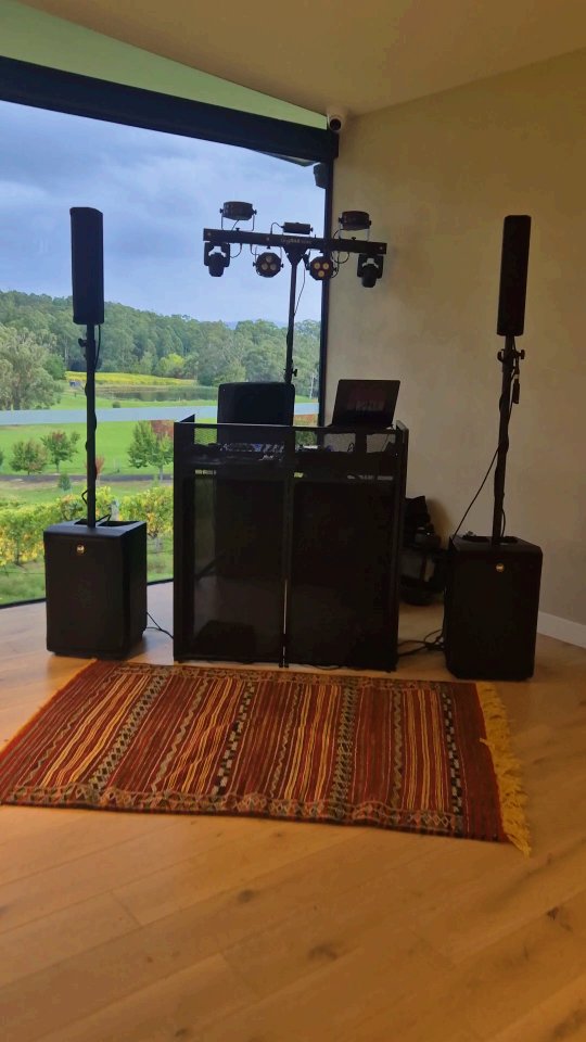 Hearts full, dancefloor full! Big congrats to Chloe & Sam on their big day, and thank you for having me MC/DJ your stunning wedding ❤️
.
.
.
@alymariephoto
@mtl.socials
@boatocraigoweddings
@eventsbyshann
@youandmecelebrancymelbourne
@yarravalleycakecompany