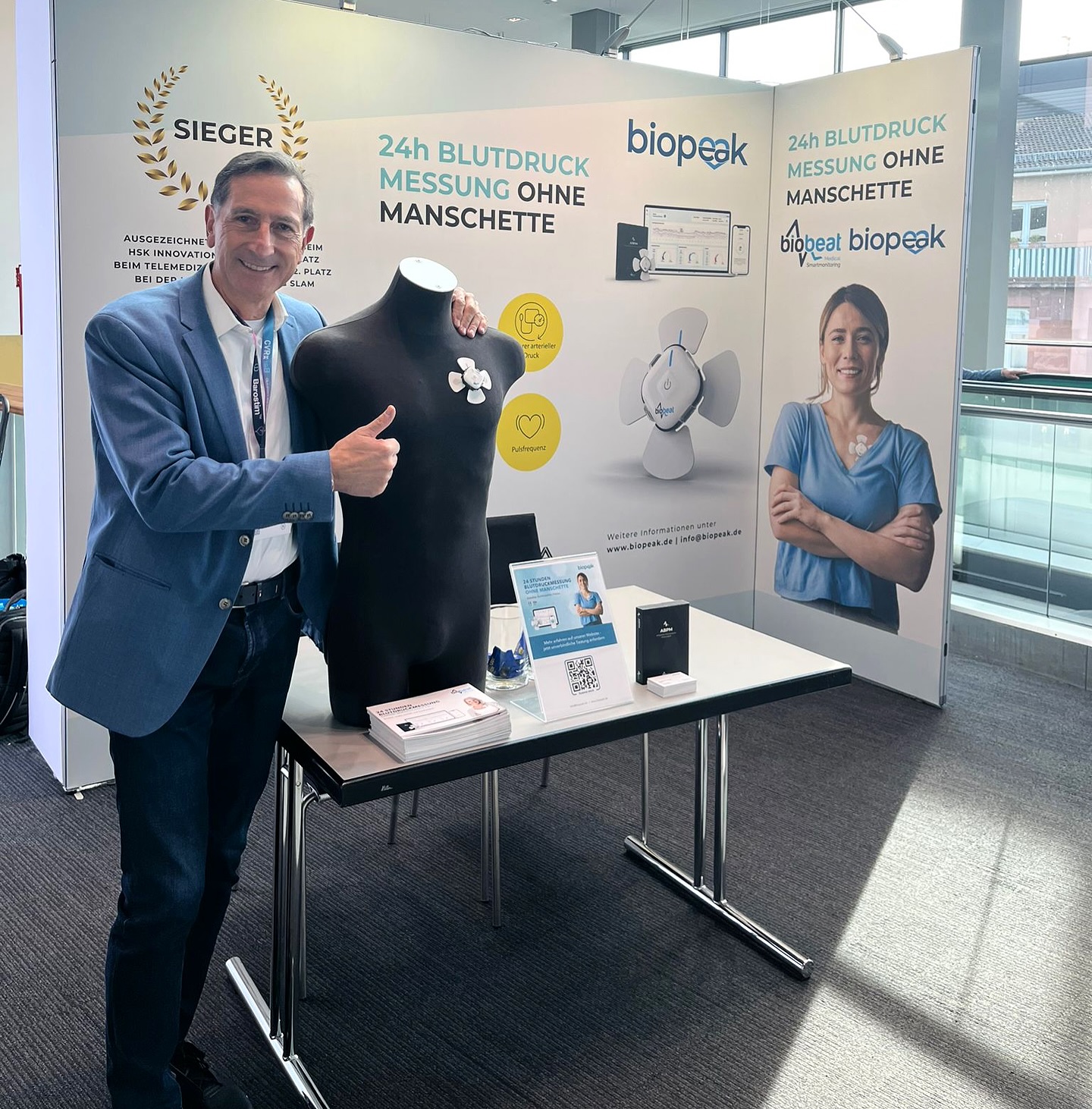 Drei spannende und aufschlussreiche Tage auf der 92. Jahrestagung der Deutschen Gesellschaft für Kardiologie (DGK) in Mannheim liegen hinter uns.
↪️Die DGK zählt zu den zentralen Fachgesellschaften für Herz- und Kreislaufmedizin in Deutschland und bringt jährlich Expert:innen aus Klinik, Praxis und Forschung zusammen.
Der persönliche Austausch vor Ort hat einmal mehr gezeigt, wie relevant kontinuierliche Blutdruckmessung im Praxisalltag ist.
Wir haben viele bekannte Gesichter wiedergesehen, bestehende Kontakte vertieft – und gleichzeitig zahlreiche neue 🗣️Gespräche geführt, aus denen sich interessante Perspektiven für die weitere Zusammenarbeit ergeben. 🤝
Besonders wertvoll war die Möglichkeit, den Brustsensor direkt am Stand zu zeigen und live zu demonstrieren.
Denn viele Fragen klären sich am besten im direkten Erleben.
Auch der Blick auf die anderen Stände und aktuellen Entwicklungen in der Kardiologie hat spannende Impulse geliefert. 🫀
Jetzt heißt es: Gespräche aufgreifen, Kontakte weiterführen und den Austausch vertiefen.
Vielen Dank an alle, die vorbeigekommen sind! 🙏🏻