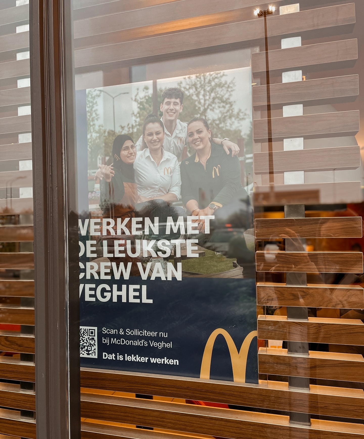 Even iets anders dan bruiloften: Kijk nou wat ik laatst tegen kwam toen ik een cheeseburgertje ging scoren bij de grote gele M 🥹🔥
Wie mij een beetje kent weet dat ik dol ben op de Mc. Ik heb er ook bijna tien jaar lang gewerkt. Die goeie ouwe tijd. Nu werd ik laatst gevraagd om foto’s te maken voor reclamemateriaal en banners voor Mcdonald’s Geldrop, Helmond en Veghel. En dat deed ik natuurlijk met alle liefde 🙌🏼🍟 Heel tof om het resultaat nu zo groot terug te zien!
@mcdonaldsgeldrop @mcdonaldsveghel @mcdonaldsnl