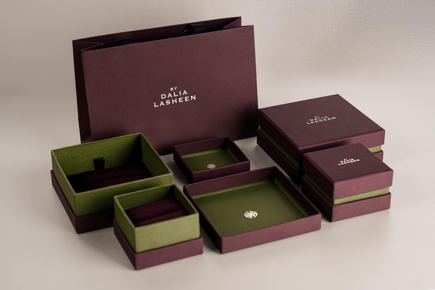 An expression of elegance, inside and out.
Bespoke packaging produced for @bydalialasheen Jewelry—where luxury begins before the piece is revealed.
.
A project by : @mwfashionconsultancy
Photography: @minaashraf_photography