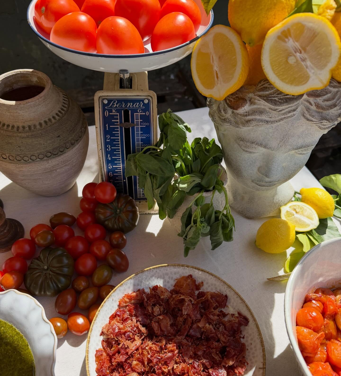 The pasta bar 🍝🌿🍅🧀
Con la llegada del buen tiempo celebrar en casa es un planazo!! Comer en el jardín, buena compañía y sobremesas que se alargan…
Hacer una barbacoa o una paella es un éxito asegurado pero hay muchísimas más posibilidades, opciones diferentes, pensadas para ti y tus invitados que harán que seas el mejor anfitrión!!
Si quieres celebrar en casa sin complicarte, contacta con nosotros y nos encargamos de todo!! Tenemos un montón de opciones ☎️