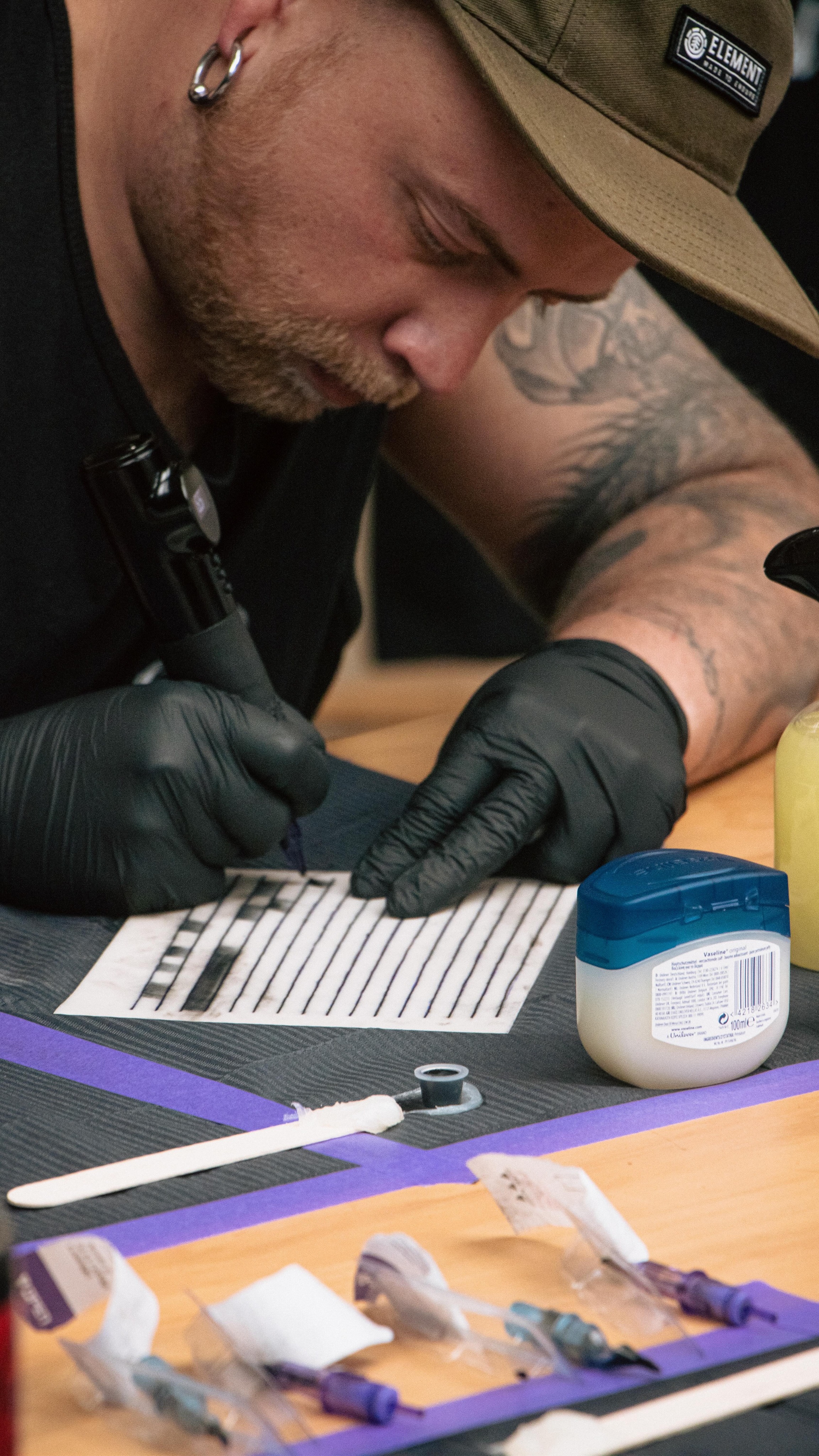 Onze nieuwe tattoo masterclasses en cursussen ⬇️
1 mei: shading masterclass, Hasselt
4 mei: fineline voor beginners, Hasselt
25 mei: fineline voor beginners, Gent
7 juni: Procreate basiscursus, Hasselt
2-3 mei: beginners bootcamp, Hasselt (volzet)
23-24 mei: beginners bootcamp, Gent
15-16 aug: beginners bootcamp, Gent
5-6 sept: beginners bootcamp, Antwerpen
6-7 juni: PIERCING beginners bootcamp, Antwerpen