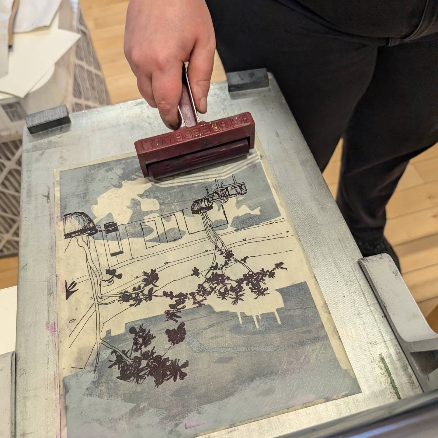 Print print print some Pronto Plates with inPrint!
A finicky but fun alternative to stone litho, our upcoming workshop is the perfect opportunity to work through it with an experienced printmaker by your side! No previous experience in print needed either so this is great for anyone to try.
Pronto Plates:
Alternative Litho
Sunday, April 19, 2026
10am to 2pm
$75
58 Wade Ave, Unit 8a
Toronto, On
Register with the link in our bio or at www.inprintcollective.com/join-a-workshop
ID: A second layer of a pronto plate is being rolled up in purple ink on top of the bed of a table top etching press.
#torontoprintmakers #torontoprintstudio #learnlithography #torontoartclasses #artclass