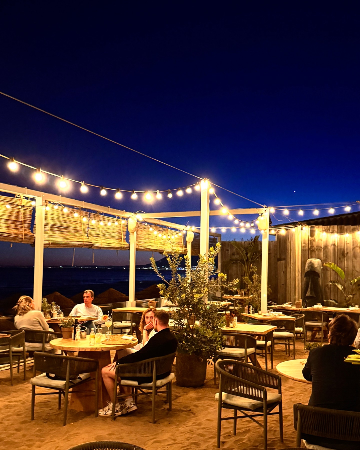 When the sun goes down, Luuma starts to glow ✨🌙
Soft lights, sea breeze, beautiful flavours and that effortless energy that turns dinner into a whole mood. Nights at Luuma are made for lingering cocktails, shared moments, and a little magic by the beach 🍸🌊
Stay a little longer.
#luumabeachrestaurant #luumabeachmarbella #marbellaweekend #marbellatrip #marbellalifestyle #marbellaspain #marbellavacation #elrosariobeach