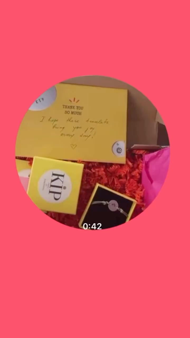 A lovely video from a happy customer ☺️❤️
.
#unpacking #unverpackt #unboxing #unboxwithme #schmuckliebe