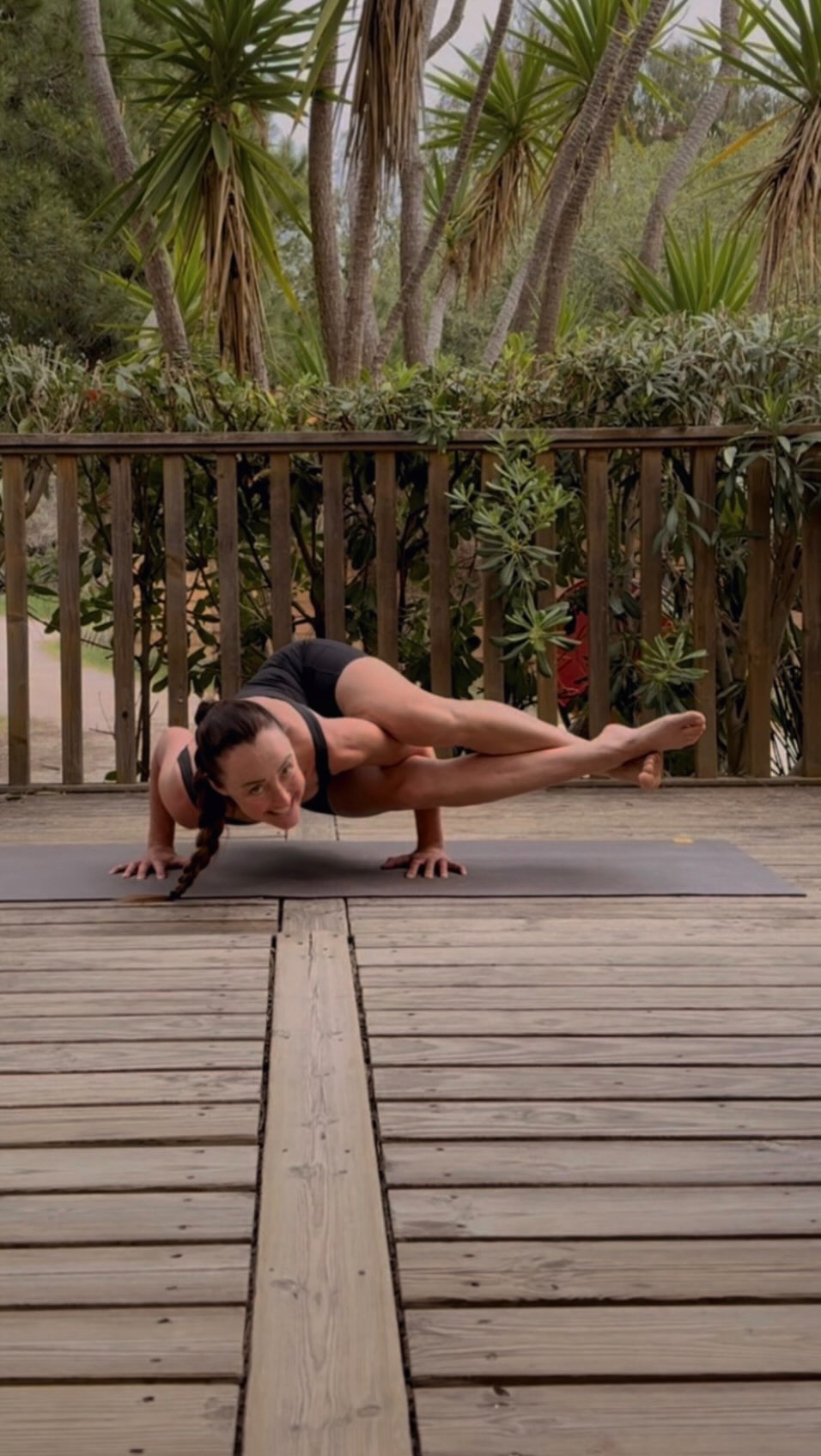 Envie de te challenger ?!
Voici une progression pour t’amener vers Astavakrasana (la posture finale).
�Chaque étape va préparer ton corps et t’ouvre le chemin vers plus de maîtrise et de fluidité.
Avance à ton rythme, ajuste si besoin…�Le challenge est une exploration, pas un défit :)
Et dis-moi en commentaire : tu en es où dans cette progression ?
Belle exploration,
Charlène.
•
•
•
#yoga
#challenge
#progression
#tuto
#mouvement