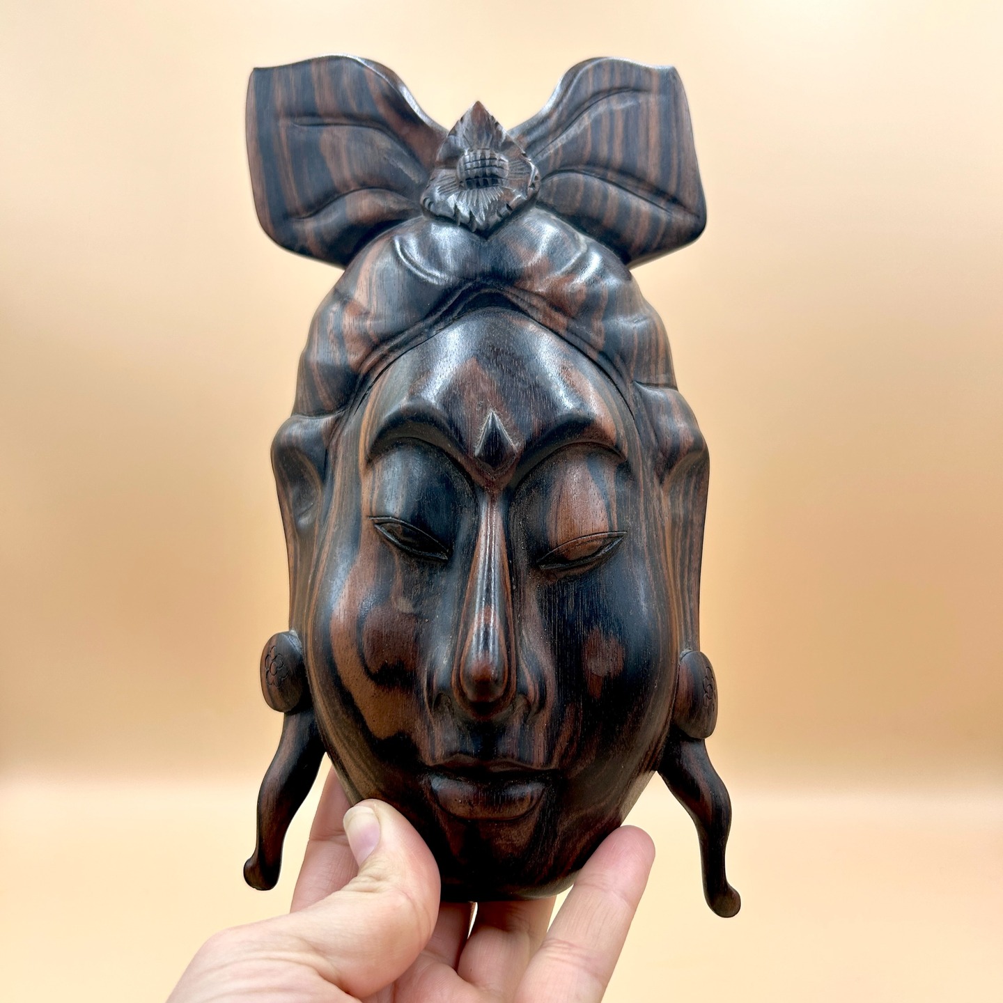 🟢 DOSTĘPNA | Balijska maska dekoracyjna, Bali, Indonezja, II poł. XX w.
Piękna, dekoracyjna maska typu legong/condong na ścianę z drewna sheesham/barwionego drewna magno (wyraziste słoje), przedstawiająca postać balinezyjskiej kobiety.
Maska jest inspirowana balijskim teatrem tańca i przedstawia członkinię balijskiego dworu lub tancerkę królewską.
Spokojny wyraz twarzy, delikatne, miękko modelowane rysy oraz wydłużone uszy ozdobione kolczykami są charakterystyczne dla postaci dworskich w balijskiej ikonografii. Ozdoba włosów stanowi uproszczoną, zredukowaną do formy dekoracyjnej interpretację tradycyjnego balijskiego nakrycia głowy.
22 cm x 12 cm
200 PLN + 20 PLN koszt wysyłki