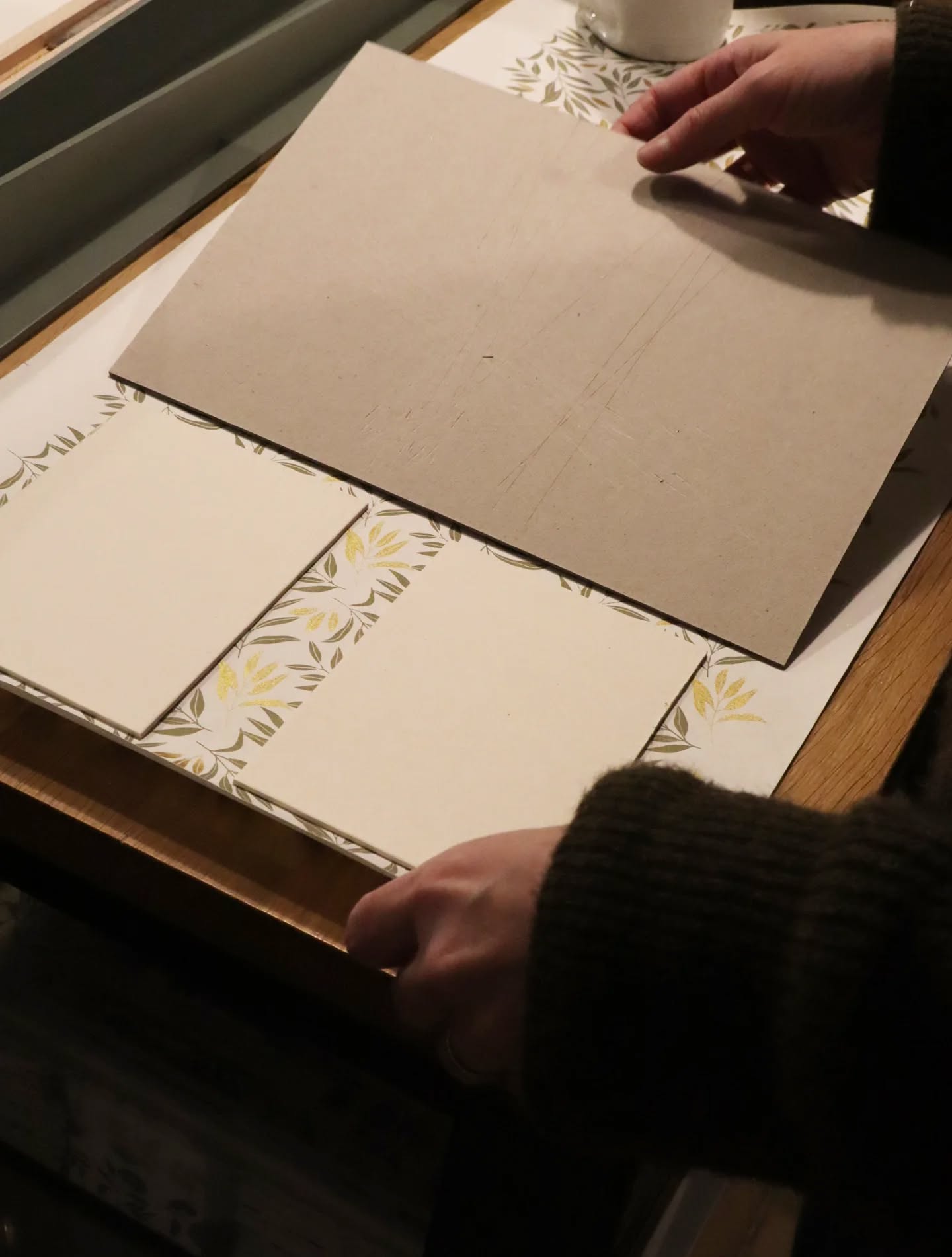 Un lundi à l atelier ! Tester, créer des gabarits, expérimenter, apprivoiser de nouveaux gestes. Une nouvelle création est en cours. Allez c'est reparti pour une semaine...
Et pour ma part profiter encore de quelques jours de congés !
.
.
.
#poussiereredesrues
#atelier #papererie #handmade