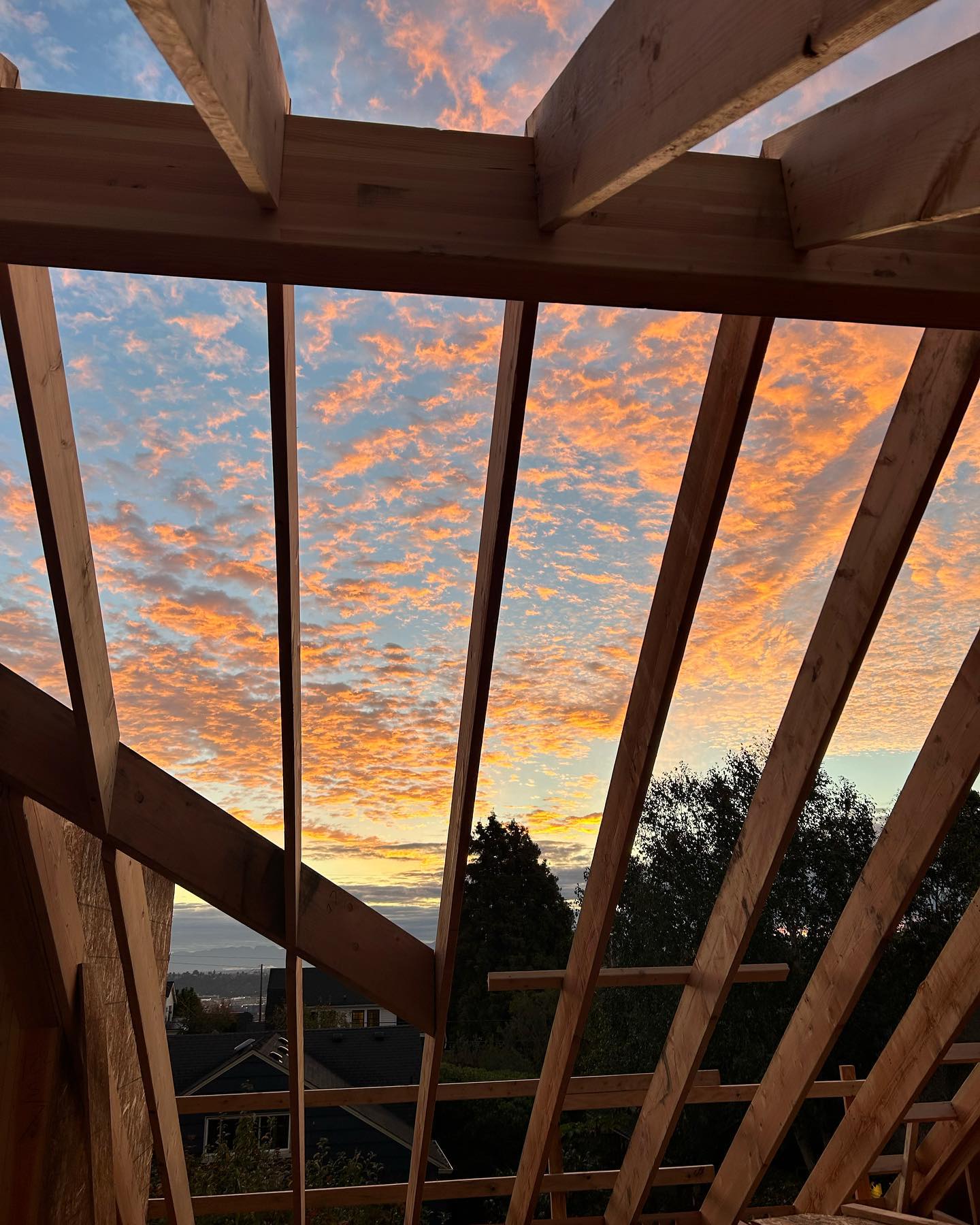 Final framing coming together. Big project. Big views.
#seattlecontractor #houseremodeling #westseattle #pnwcontractors #smallbusiness #newhome