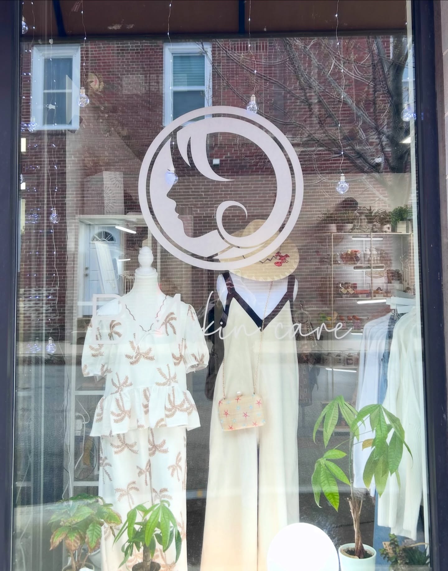 We’re open today 10–5 ✨ Stop by before your April break plans to grab travel skincare, a fresh outfit, or a new accessory 🤍
#BmSkincare #Boston #Microneedling #SkincareBoutique #AprilBreakReady