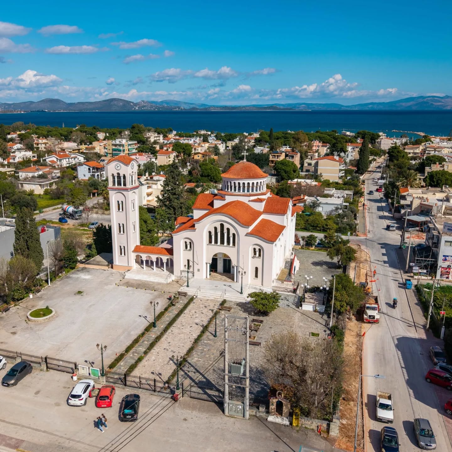 Καλό Πάσχα!
Αν επιλέξεις να έρθεις στην περιοχή του Μαραθώνα μέσω της Πεντέλης, κατεβαίνοντας οδικώς τους πρόποδες του βουνού, ένα από τα πρώτα πράγματα που θα αντικρίσεις είναι ο περικαλλής ναός των Αγίων Κωνσταντίνου και Ελένης Νέας Μάκρης, σχεδόν απέναντι από τη διασταύρωση της λεωφόρου Διονύσου με τη λεωφόρο Μαραθώνος. Αν η κατεύθυνσή σου είναι από Αθήνα προς Μαραθώνα, ο ιερός ναός βρίσκεται στο δεξί σου χέρι, μισό χιλιόμετρο μετά την κεντρική πλατεία της Νέας Μάκρης, στην κατεύθυνση προς Μαραθώνα.
✏️ @johnantono.cartoonist 📷 @george.mitropoulos.drone #welovemarathon
If you choose to reach the Marathon area via Penteli, descending along the foothills of the mountain, one of the first things you will encounter is the beautiful church of Church of Saints Constantine and Helen, located almost opposite the intersection of Dionysou Avenue and Marathonos Avenue. If you are heading from Athens toward Marathon, the church will be on your right-hand side, about half a kilometer past the central square of Nea Makri, in the direction of Marathon.
.
.
.
#greekchurches #orthodox #marathonas #neamakri