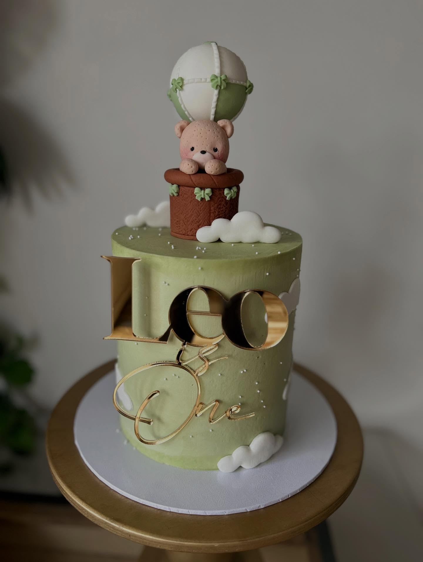 Sage green dreams for little Leo 🌿🎂
A tiny bear, a big adventure, and one whole year of love 💫
Happy 1st Birthday!
#FirstBirthday
#SageGreenCake
#BabyLeo
#CustomCakes
#KissMeCupcakes