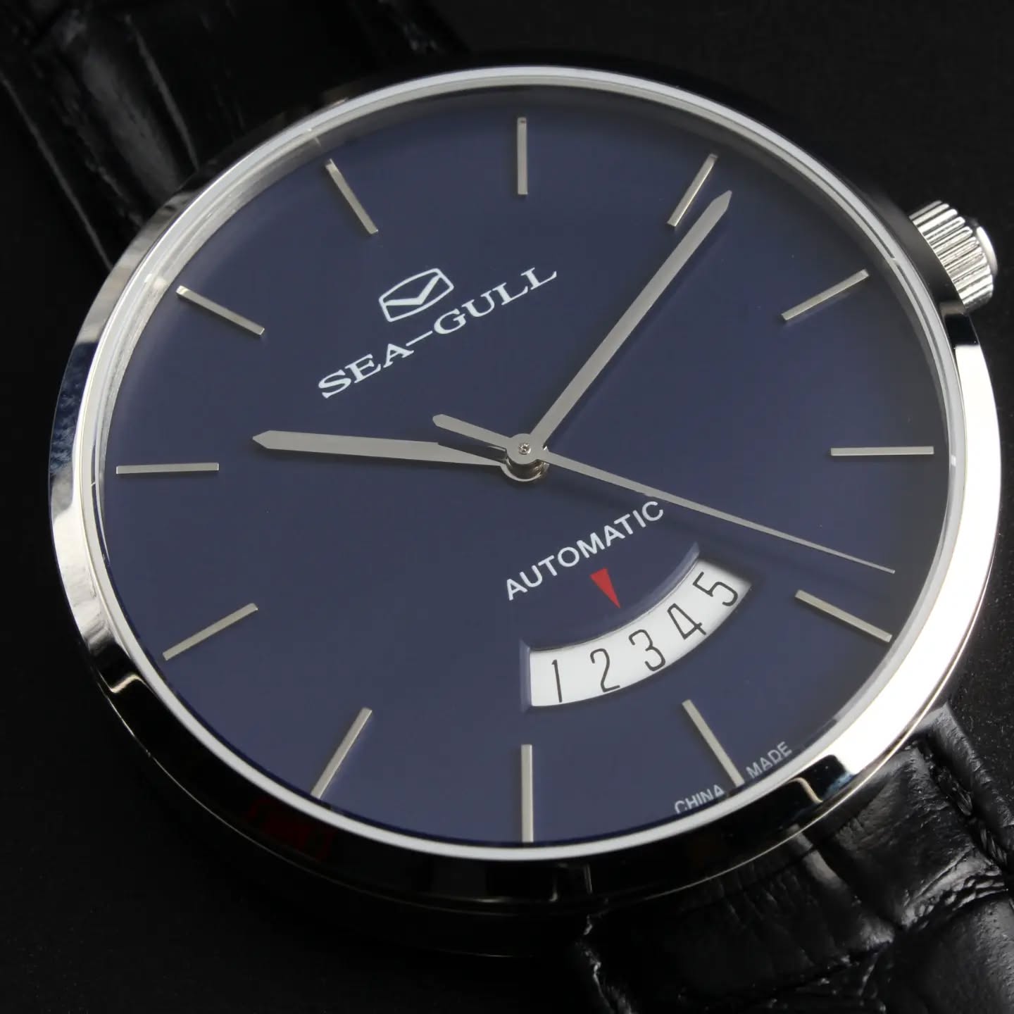 The Seagull 819.32.1007 keeps things clean with a deep blue dial, date window, and a reliable automatic movement
#SeagullWatch #AutomaticWatch #DressWatch #BlueDial #SimpleStyle WristWatch WatchDaily WatchLover Timepiece EverydayWatch WatchStyle Horology SeagullTime