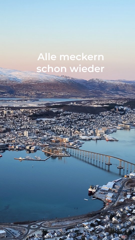 Tromsø wird auch als " Tor der Arktis " bezeichnet, weil.....
man hier das Phänomen des Nordlichts mehr als irgendwo sonst auf der Welt sehen kann.
💤@tromsolodgeandcamping
Beste Reisezeit für Nordlichter in Tromsø
September bis April.
Beste Chancen von Dezember bis Februar.
➡️ Speicher dir dieses Reel für deine nächste Norwegen-Reise.
Du wirst es brauchen.
Folge mir 👉 @chrissiontheroad
für echte Realität unterwegs, Reisetipps & Reiseinspiration.
#norway #reisen #travel #winter #sunset