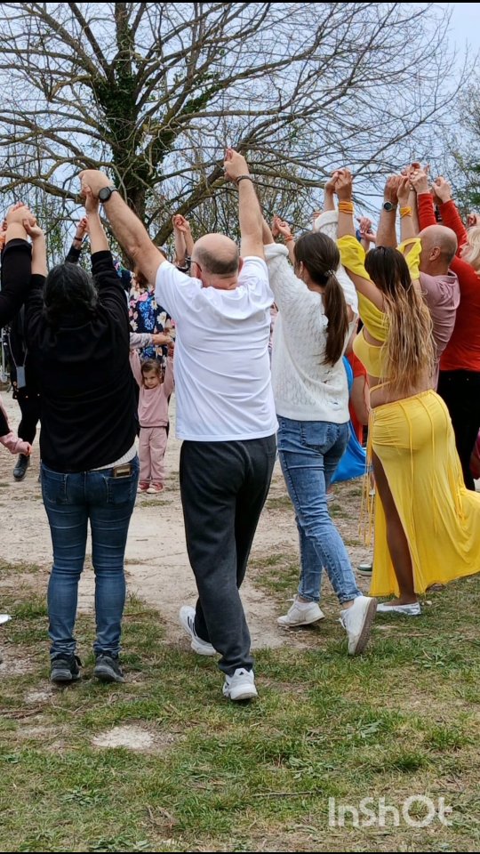 🌸 Retour sur notre belle Fête du Printemps organisée par la mairie de Castillon et le tissu associatif ! 🌸
Le dimanche 12 avril, au Col de Castillon, nous avons partagé un moment chaleureux, festif et rempli de sourires 🌿
🤩 Étaient au rendez-vous :
Olivier Chantreau notre maire, tous les bénévoles des différentes associations, exposants, artistes, artisans, créateurs, les élus des communes voisines, Memories, l'automobile club de Menton, les lanceurs de drapeaux de Vintimille et Fabrice Ceccherini directeur du festival du film fantastique de Menton !
🌸 Je tenais à remercier tout particulièrement, en tant que présidente de l'association Castillon Ensemble :
• Natacha de @pfp_sport_pour_tous pour son énergie incroyable lors de la Zumba !
• Cassandra et toutes ses danseuses d’@orientalys_vibes pour ce magnifique spectacle et pour cette belle initiation pleine de grâce !
• Fanny de l’@ecuriedelanieya06380 et ses deux bénévoles qui ont enchanté les enfants avec les jolies balades en poney !
🌸 C’était un immense bonheur de voir l'émerveillement de nos tout petits lors de la grande chasse aux œufs et d'organiser une belle tombola avec à la clé un magnifique sujet en chocolat confectionné par @ptit_gourmet !
🌸 De plus, à travers mon activité Magnétisme et Bien Etre, j’ai eu le plaisir de proposer des offres spéciales sur mes prestations tout le long de cette journée.
🌸 Merci à toutes et à tous pour votre présence, votre bonne humeur et cette belle énergie 🙏
☺️ À très bientôt pour de nouveaux événements !