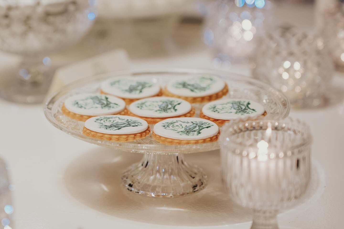 A candy table is not just a detail, but a moment that reflects style, care, and harmony.
Every element is thoughtfully designed to create an experience that guests will remember, perfectly in line with the wedding atmosphere.