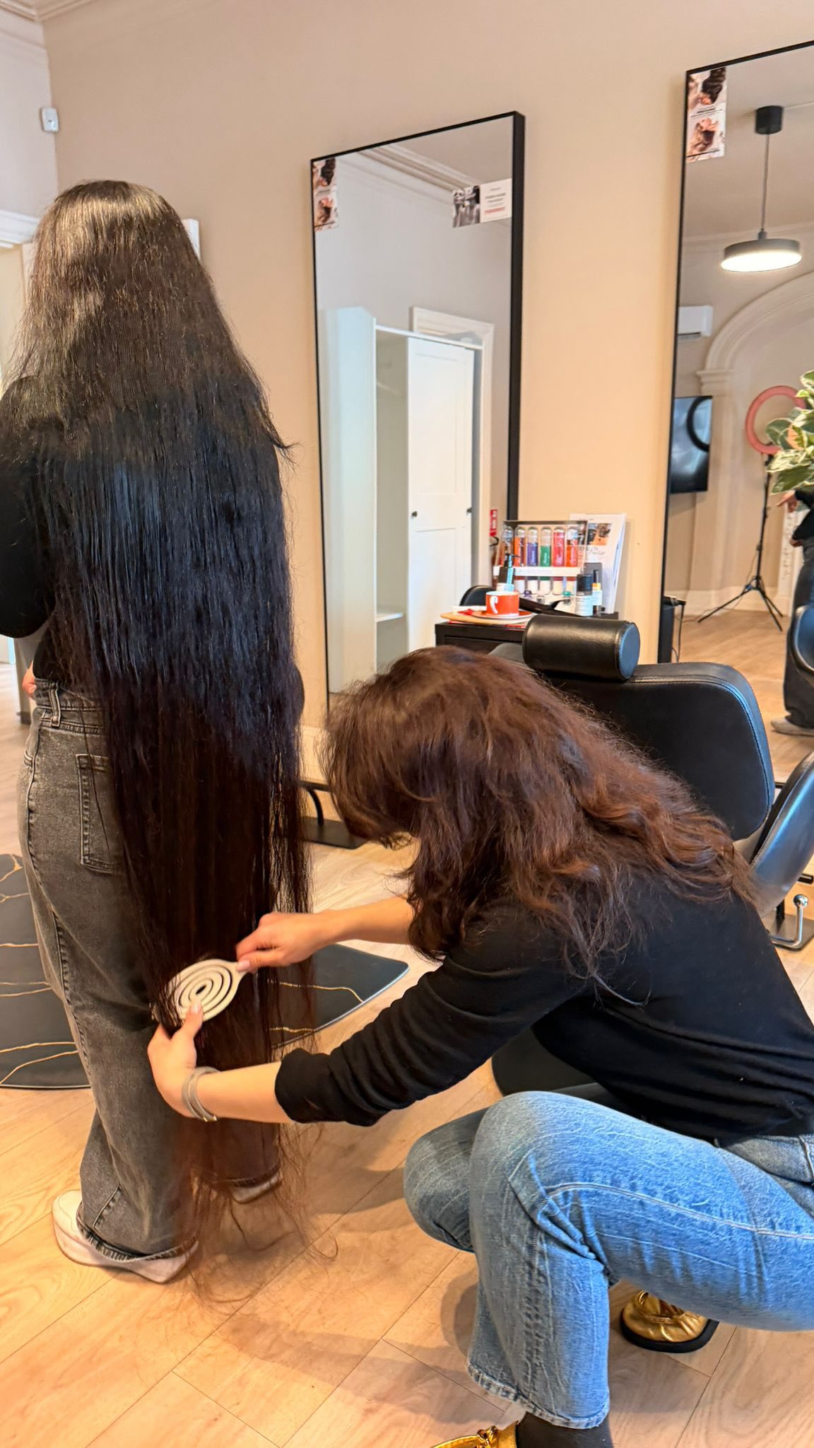We had a special guest today… 👀
I’m still not over this hair
Would you keep it this long or cut it? ✂️👇
We cut it only 2 inch 😉
#longhair #blondyandgirls #fun #farnborough #hair