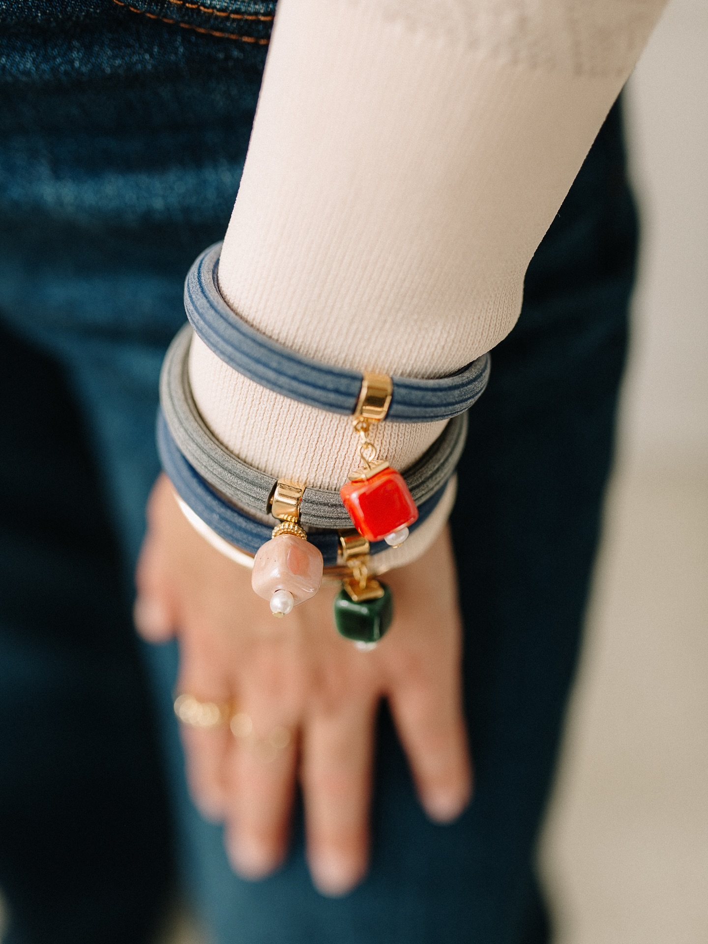 K A E L A na zápěstí. Výraz, který mluví za vás.
Ručně vyráběné náramky z keramiky, doplněné říčními perlami a detaily ze zamaku (odolná slitina kovů s jemným leskem), pozlacené pro nadčasový nádech.
Pásky z recyklovaných materiálů – protože krása může mít i smysl.
Španělský design, ručně vyrobeno v Brně.
Pro vás. Nebo pro někoho výjimečného.
#naramky #rucnivyroba #sperky #minimalstyle udrzitelnost recyklovano designcz ceskadesign perly keramika darek styl
EN:
K A E L A on your wrist. A statement that speaks for you.
Handmade bracelets with ceramic elements, freshwater pearls, and zamak details (a durable metal alloy with a refined shine), finished with gold plating for a timeless touch.
Bands crafted from recycled materials—because beauty can be meaningful.
Spanish design, handmade in Brno.
For you. Or for someone special.
bracelet handmadejewelry sustainablefashion slowfashion minimaljewelry pearls ceramicjewelry recycledmaterials giftideas everydayluxury jewelrydesign style
📸 @katerinastarhova_fotografka