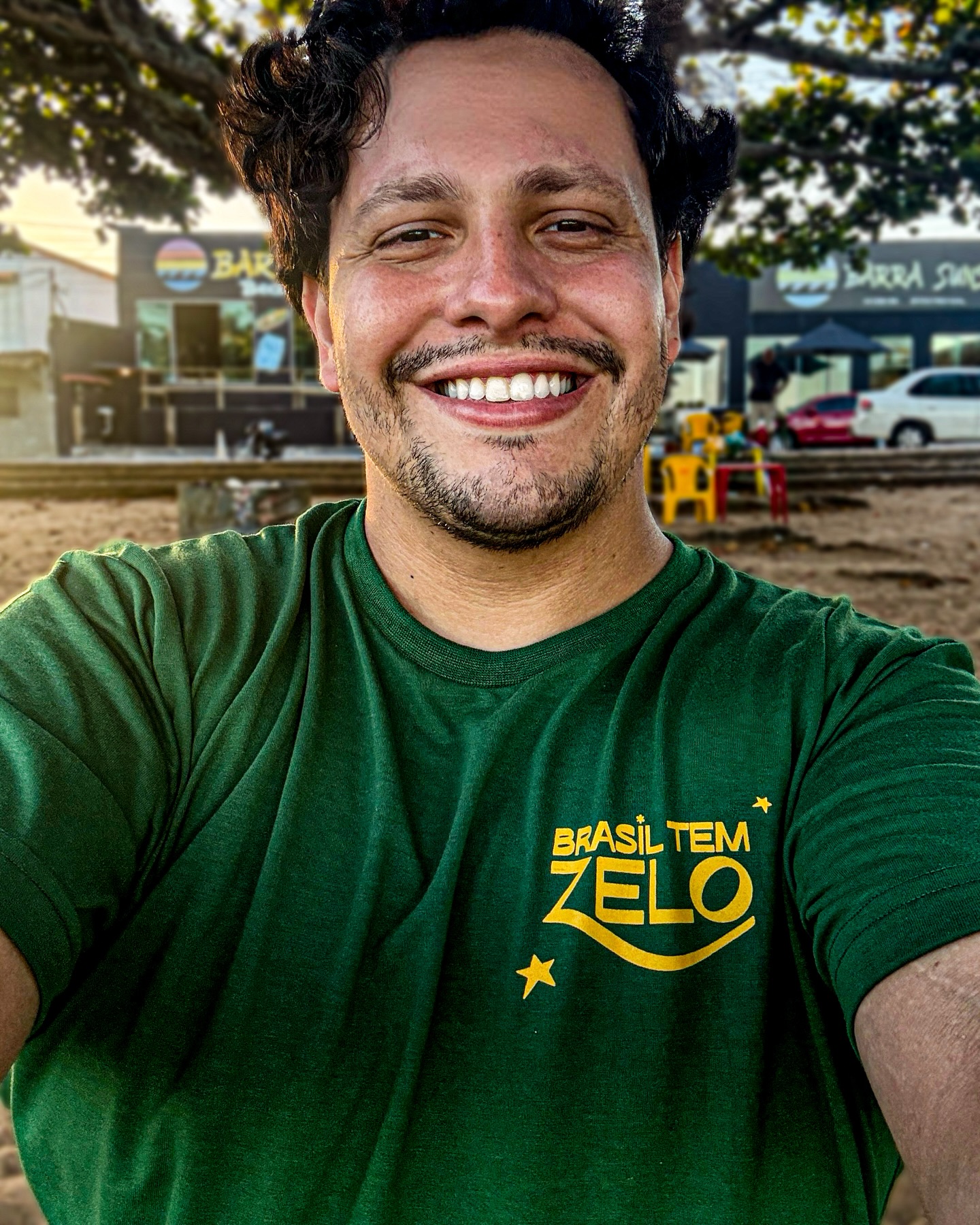 Tive a honra de produzir, ao lado de colegas do @grupozelobr e da produtora Substância, a 4ª temporada do BTZ (Brasil Tem Zelo). ✨
Dessa vez, embarcamos no universo capixaba para contar histórias que emocionam, fazem refletir e também arrancam boas risadas com o comediante @stevangaipo .
Em breve, vocês vão conhecer de perto o Espírito Santo, suas culturas, crenças e diferentes formas de enxergar a vida e a finitude. Passamos pela Grande Vitória e seguimos até o interior, chegando em Guaçuí, onde conhecemos a famosa cachaça Pé na Cova.
Esses são alguns registros feitos na correria de uma produção intensa e muito especial. Um projeto que carrega ainda mais significado depois de ter conquistado, no ano passado, o prêmio @aberje de melhor produto audiovisual nacional… O maior reconhecimento da comunicação corporativa no país.
Vem coisa linda por aí. 🎬
#produção #audiovisual #produtor #jornalismo #publicidade