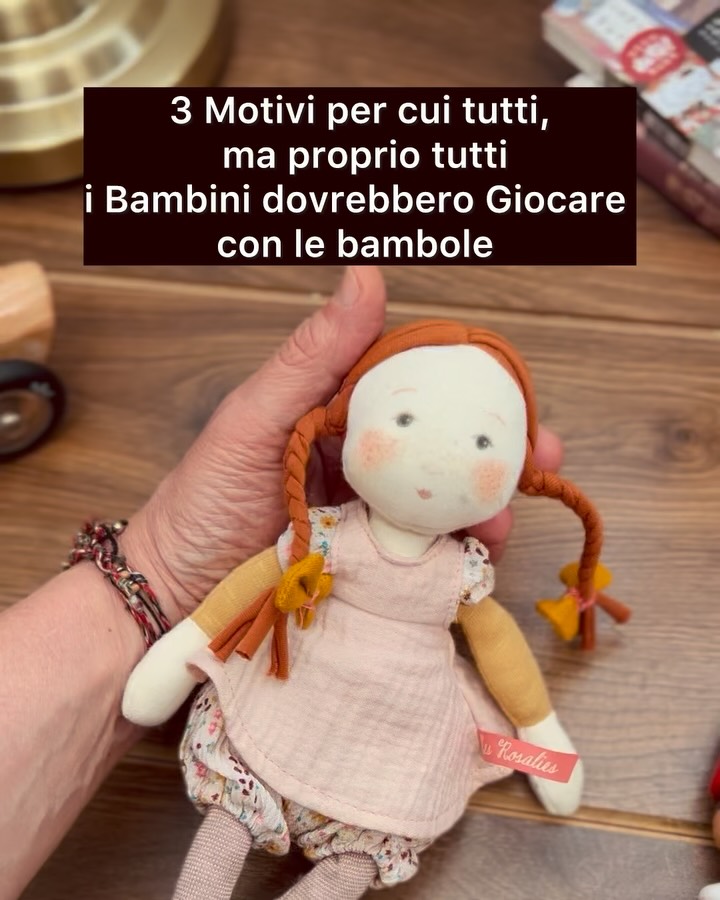 Fermati a guardarli mentre giocano: C’è un momento in cui le prendono in braccio.
Le fanno dormire.
Le coprono, le sistemano, parlano con loro.
Non importa chi sono.
Non importa come giocano.
In quel momento stanno imparando qualcosa di importante.
Stanno:
osservando il mondo degli adulti
ripetendo gesti che vedono ogni giorno
dando un senso a quello che vivono
Prendersi cura.
Ascoltare.
Riconoscere le emozioni.
Sono cose che non appartengono a qualcuno in particolare.
👉 Sono esperienze che servono a tutti.
E il gioco, come sempre,
è il loro modo più naturale per arrivarci.
#giocosimbolico #giocolibero #bambole #crescereinsieme #mammeitaliane