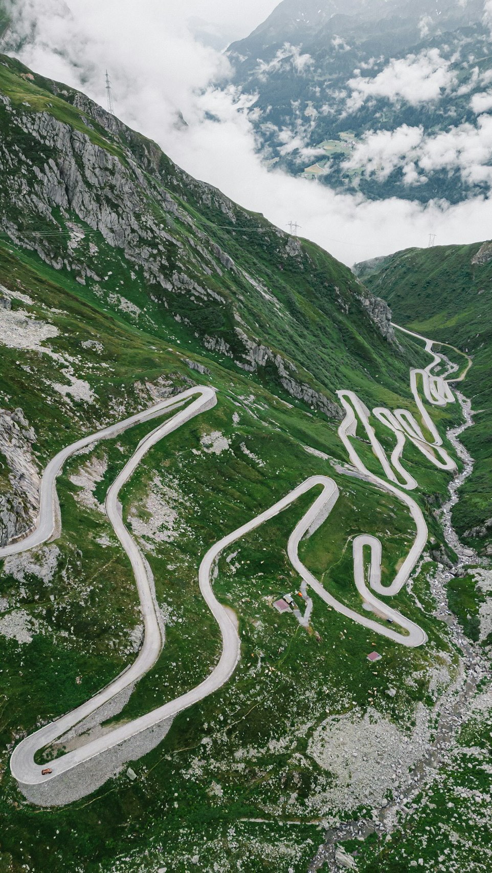 📍Passo della Tremola, Suíça
Primeiro, você encara o San Gotardo.
Asfalto novo, estrada fluida, visual de cartão-postal.
Mas é quando decide descer pela velha estrada da Tremola que tudo muda.
O tempo desacelera, o piso vira paralelepípedo e cada curva parece saída de outro século.
É técnica, precisão e emoção cravadas em cada metro.
A moto dança. O corpo acompanha. A alma vibra.
Poucos conhecem. Menos ainda pilotam por aqui.
Mas quem desce a Tremola, nunca mais esquece.
Comente ALPES e receba no direct o roteiro completo do tour Passos Alpinos + Oktoberfest 2026.
#PassoDellaTremola #SanGottardo #AlpesSuíços #Mototurismo #ViagemDeMoto