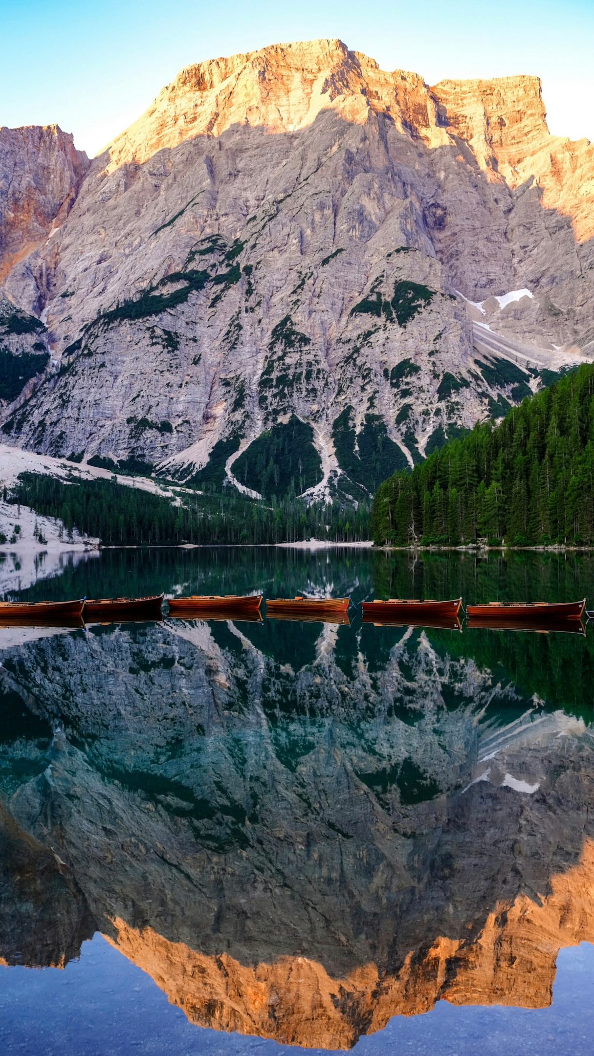 📍Lago di Braies, Dolomitas
Tem lugares que viram destino.
Outros viram memória.
Depois de cruzar os Alpes de moto, parar na margem desse lago, respirar fundo e só existir…
É isso que faz tudo valer a pena.
Não é sobre chegar.
É sobre como, quando e com quem você vive isso.
Quer sentir isso em setembro de 2026?
Comente ALPES aqui embaixo e receba o roteiro completo do tour Passos Alpinos + Oktoberfest no direct.
#LagoDiBraies #Dolomitas #Mototurismo #ViagemDeMoto #TourDeMoto #XtradaExpeditions #BMWGS #Alpes #PassosAlpinos #RoteiroDeMoto #Xtrada