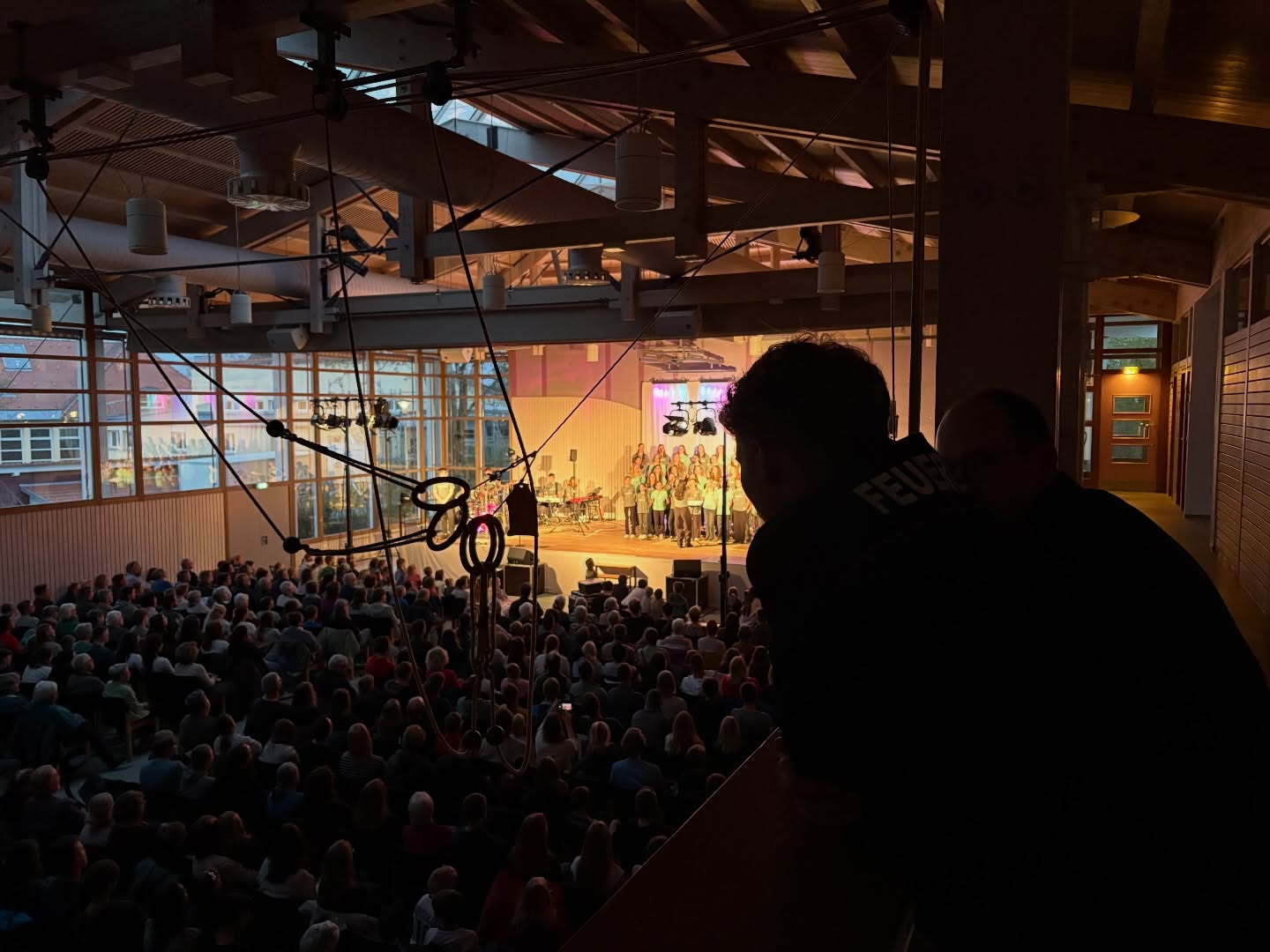 Heute sind wir beim Adonia Musical der @ev.kirchengemeinde_geb zu Gast – und freuen uns mega auf den Abend! 🎶✨
So viele motivierte junge Leute, Tolle Musik, super Stimmung und wir sorgen nebenbei natürlich für die Sicherheit vor Ort.