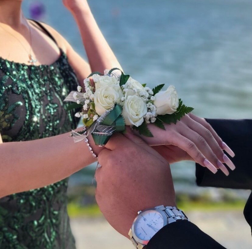It's Prom Season! 💃🏻👑 Need a corsage or boutteniere?
Now Available:
Wrist corsage and bouttenaire set: $50
Wrist corsage individually: $45
Boutteniere: $12.50
#prom #highschool #dance #baileinolvidable