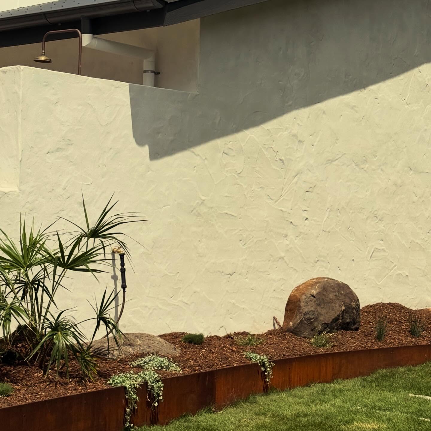 Our Cooper Street project in Byron Bay had a stunning makeover with this gorgeous wall rendering.
A beautiful craftsmanship and creativity, bringing a touch of coastal charm to the heart of the project.
•
•
@formboss.metal.edging @wards_landscape