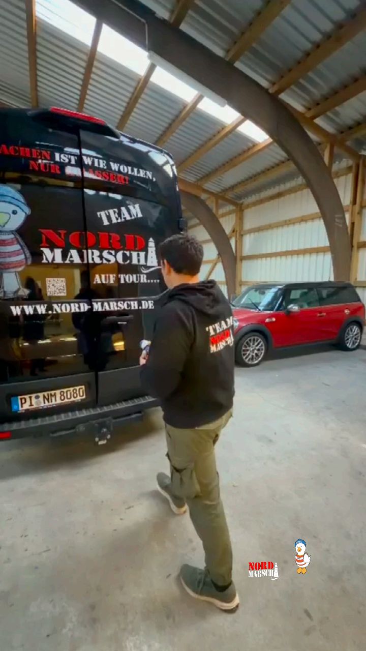 Die Wandersaison 2026 beginnt am Samstag für uns Nord-Marscher und die Family&Friends mit unserer
ersten "richtigen" Veranstaltung, nach den drei WALK&EAT-Veranstaltungen, dem gemeinschaftlichen SeenWeg RATZEBURG, dieses Jahr mit dem
GLÜCK-AUF-MARSCH ESSEN am 11.04.2026
Ein Teil ist bereits vor Ort, das Equipment inkl. Äpfel- & Birnen aus der Haseldorfer Marsch auch, Matjes aus Dithmarschen kommt später und bevor Fiete 🐦 nicht an Bord ist, verlassen wir unseren Heimathafen ⚓️ HH gar nicht erst!
Heute noch volles Programm, bevor es morgen mit 1️⃣0️⃣0️⃣0️⃣ Wander- & Ruhrpottfans heißt:
#glückauf #essen #ruhrpott #wirfreuenunsaufdich #weilwandernglücklichmacht
Wir freuen uns auf "volle Hütte" beim Start- & Ziel @seaside_beach_baldeney und auf eine tolle Wandersaison 2026 mit vielen weiteren & verschiedenen Veranstaltungen gemeinsam mit Euch!
Eure Nord-Marscher mit den Family&Friends und natürlich Fiete 🐦
Ein Dank ❤️ an alle, die diese Veranstaltung in diesem Rahmen möglich machen!
Was geht so mit Nord-Marsch 2026?
www.nord-marsch.de
