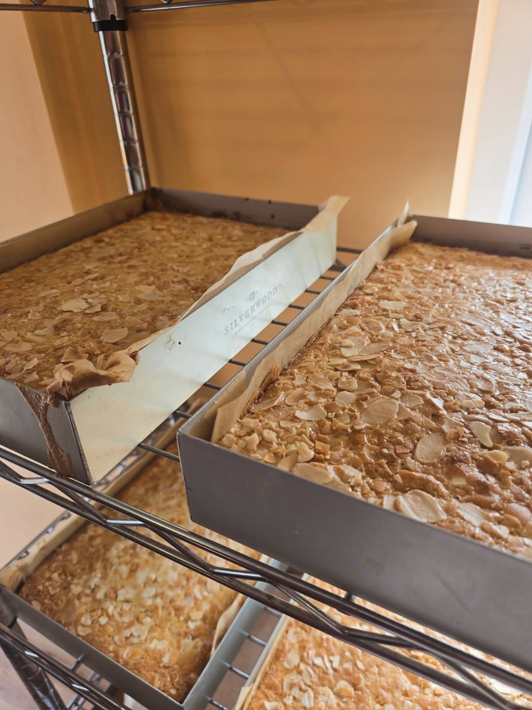 Almond Croissant Blondies fresh out the oven ✨️
Because good ingredients matter - even in cake.
Ready for your favourite coffee shops this week 🫶🏻
#layerd_cakes
#realfood
#eatbettercake